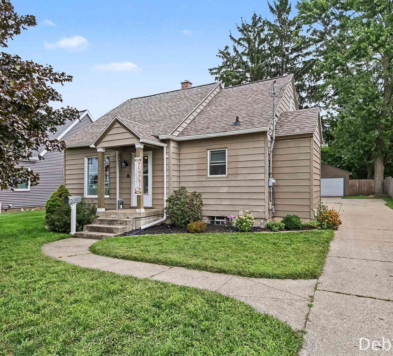 Homes For Sale - 2490 Hague Avenue<br/> Wyoming, MI 49519
