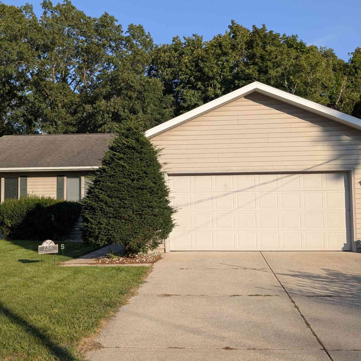 Homes For Sale - 2201 Oak Avenue<br/> Muskegon, MI 49445