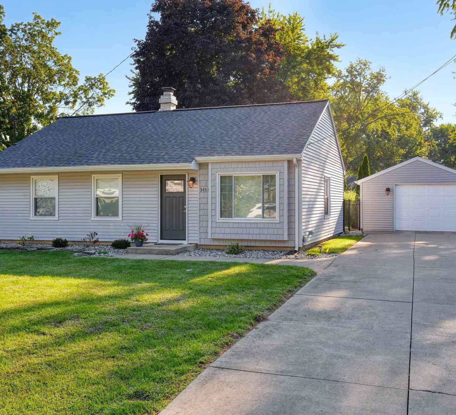 Homes For Sale - 3451 Cambridge Avenue<br/> Jackson, MI 49203