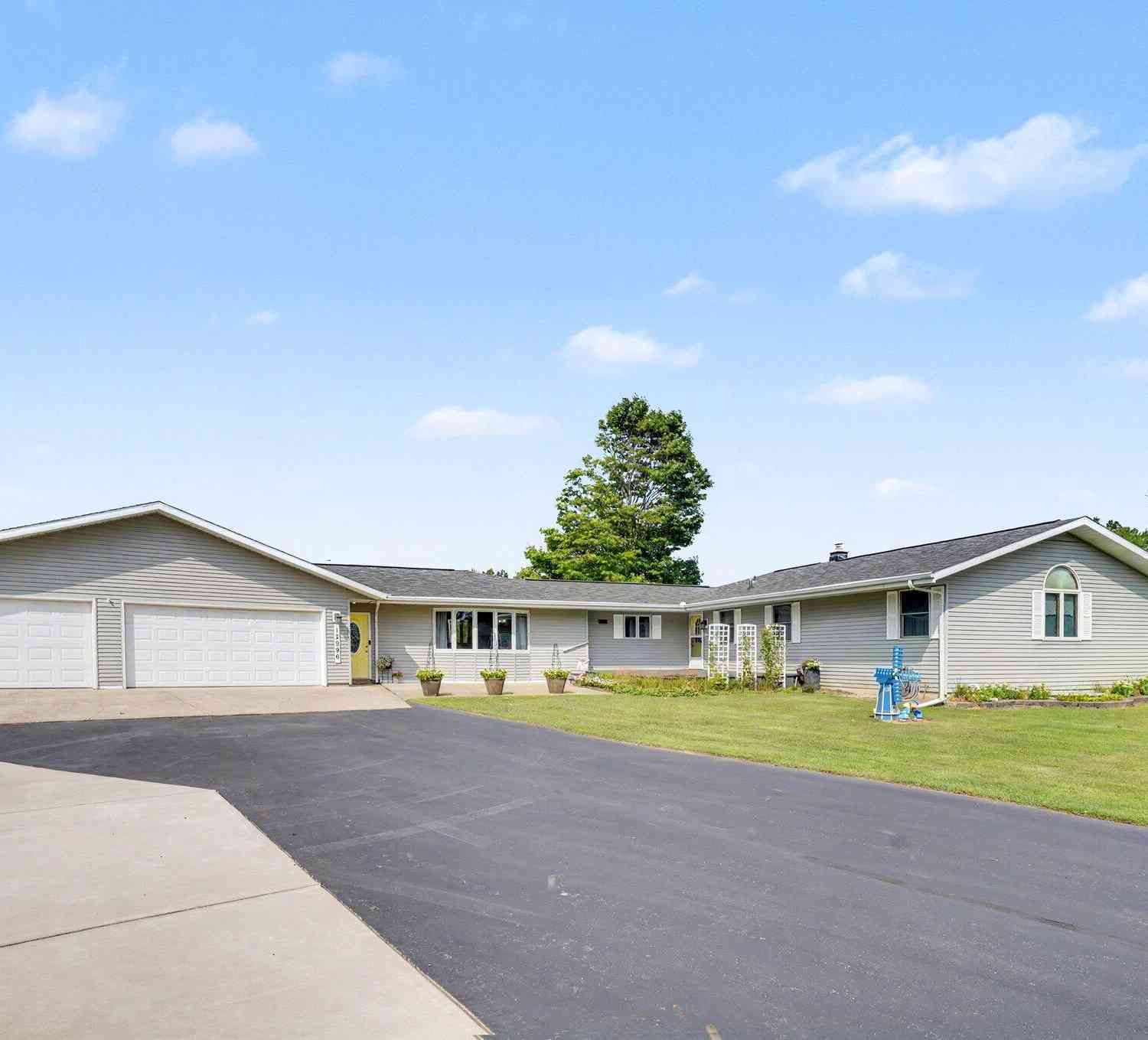 Homes For Sale - 12996 Bayview Drive<br/> Kalamazoo County, Vicksburg, MI 49097