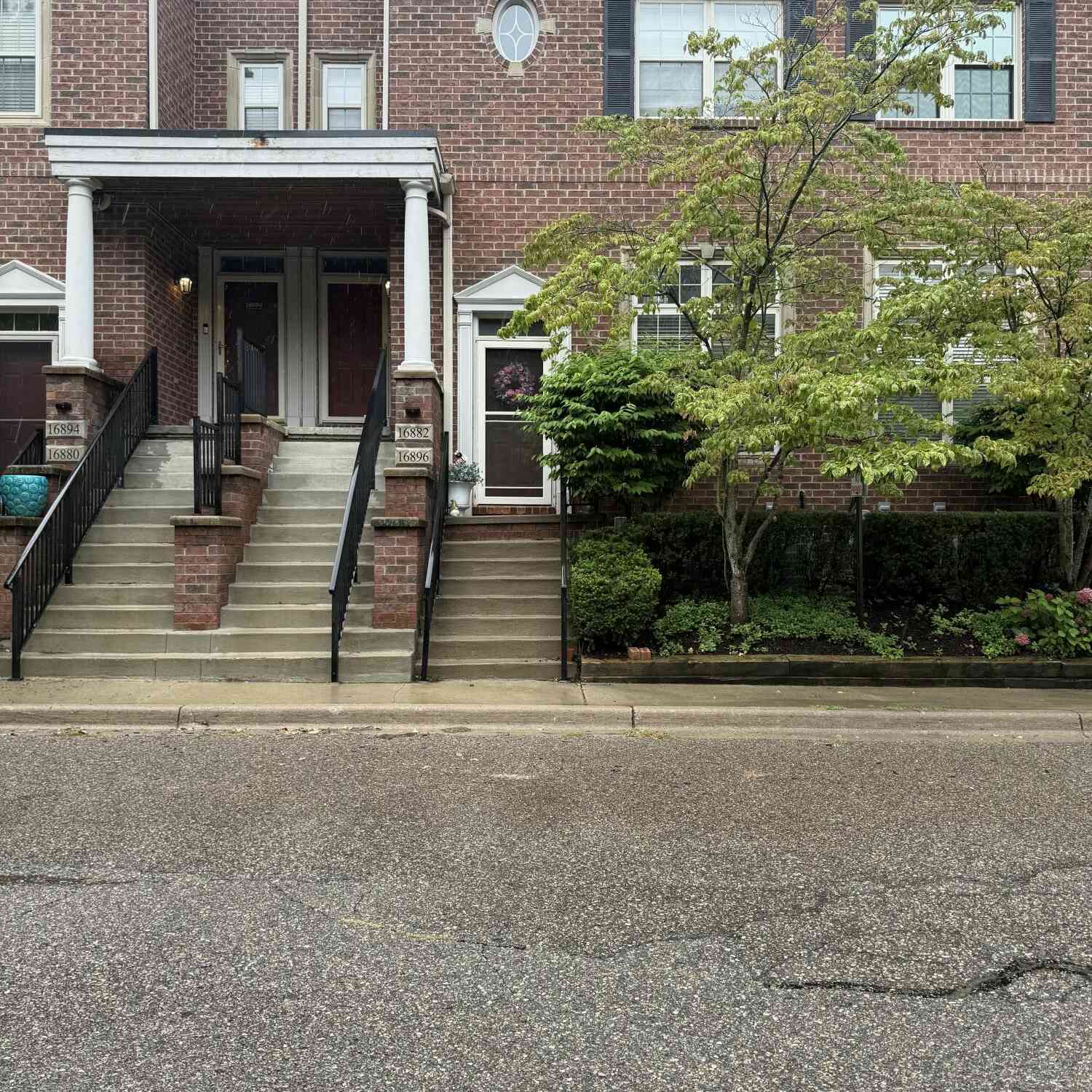 Condo For Sale - 16896 Farmington Road<br/> Wayne County, Livonia, MI 48154