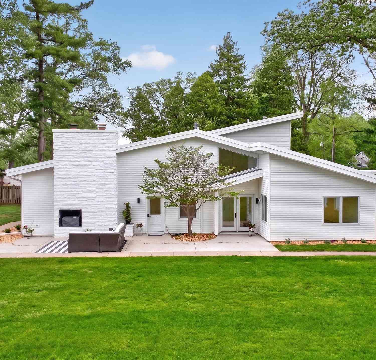 Homes For Sale - 5010 Woodland Road<br/> Jackson County, Jackson, MI 49203
