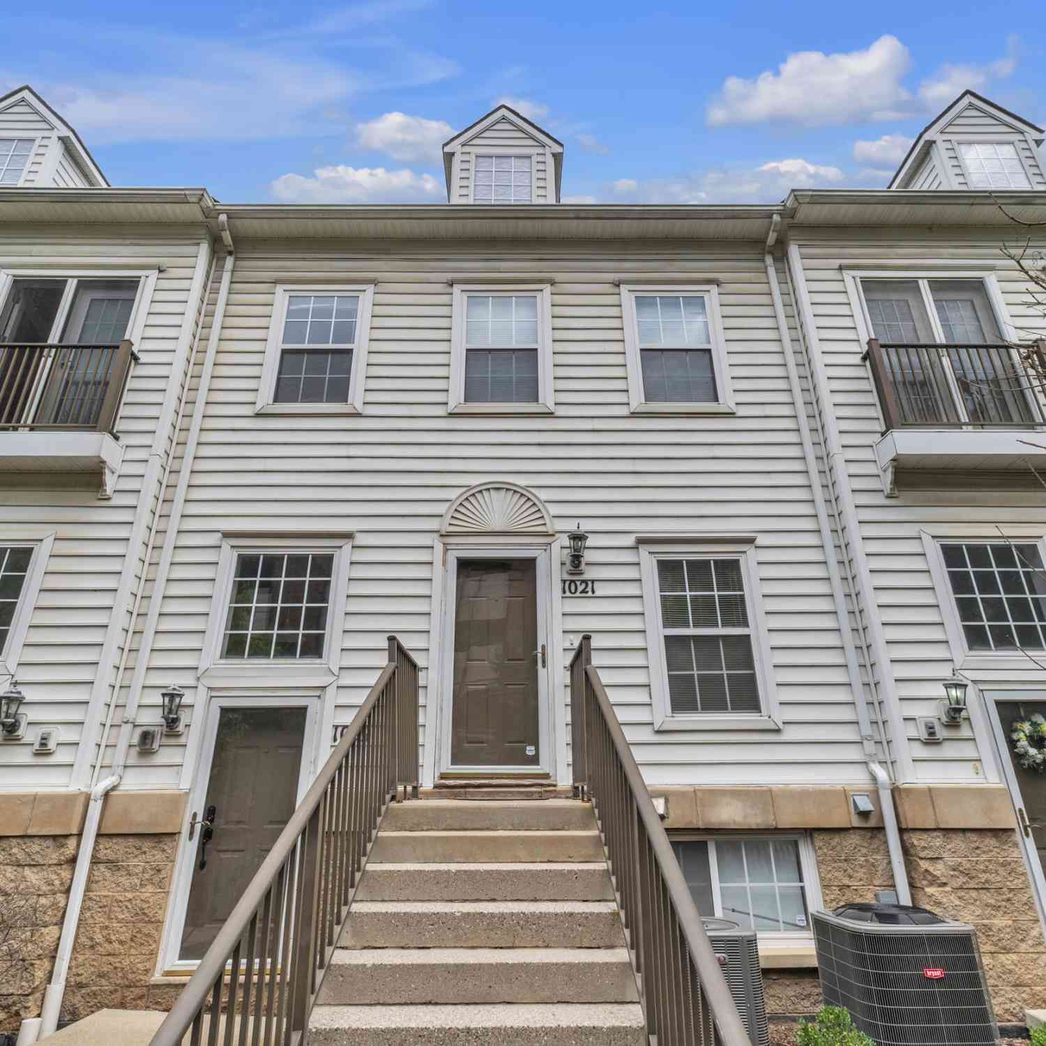 Condo For Sale - 1021 Maiden Lane<br/> Ann Arbor, MI 48105