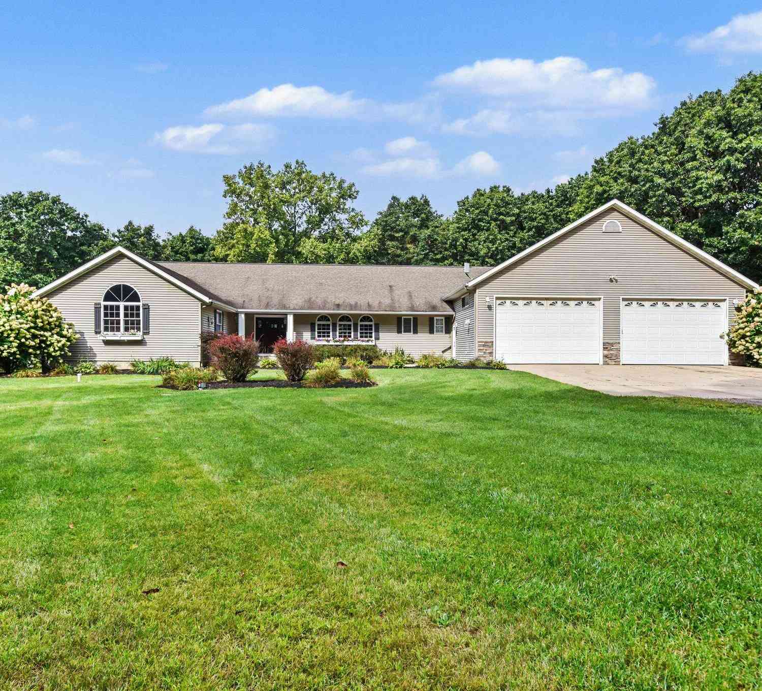 Homes For Sale - 15627 13 Mile Road<br/> Battle Creek, MI 49014