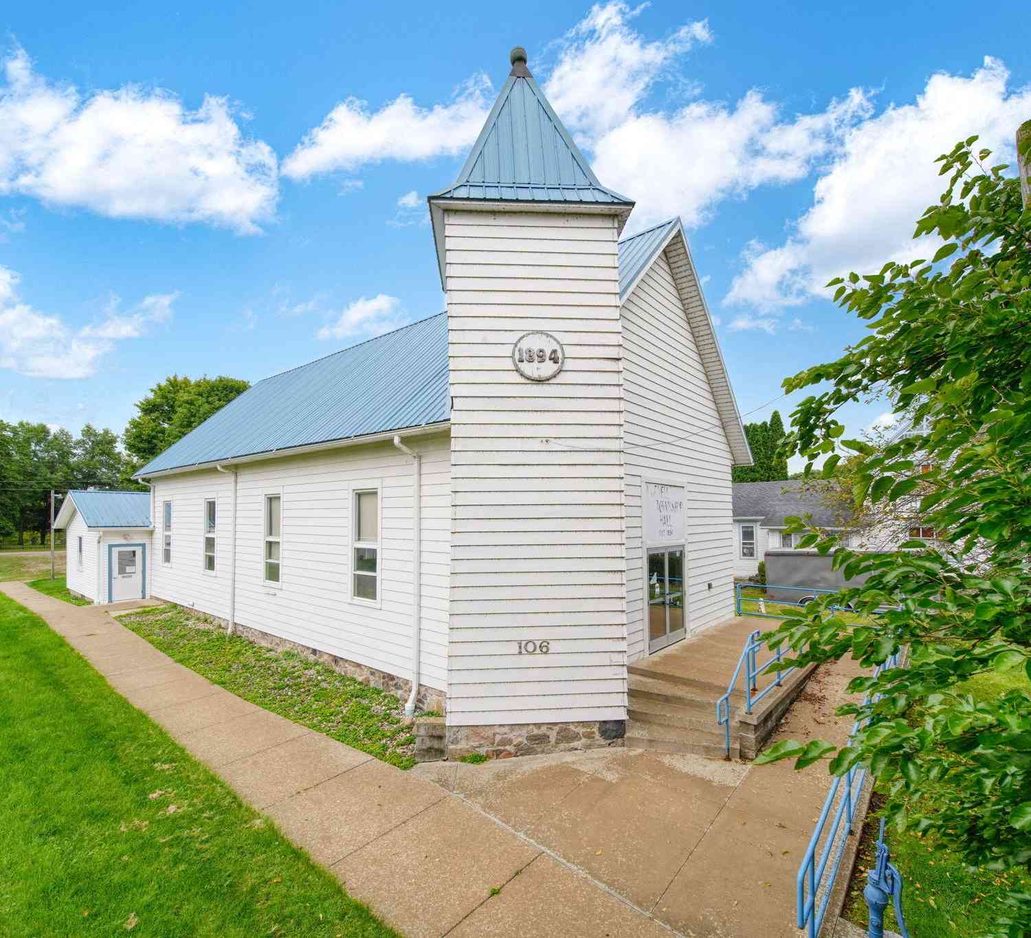 Homes For Sale - 106 E Commercial Street<br/> Jackson County, Brooklyn, MI 49230