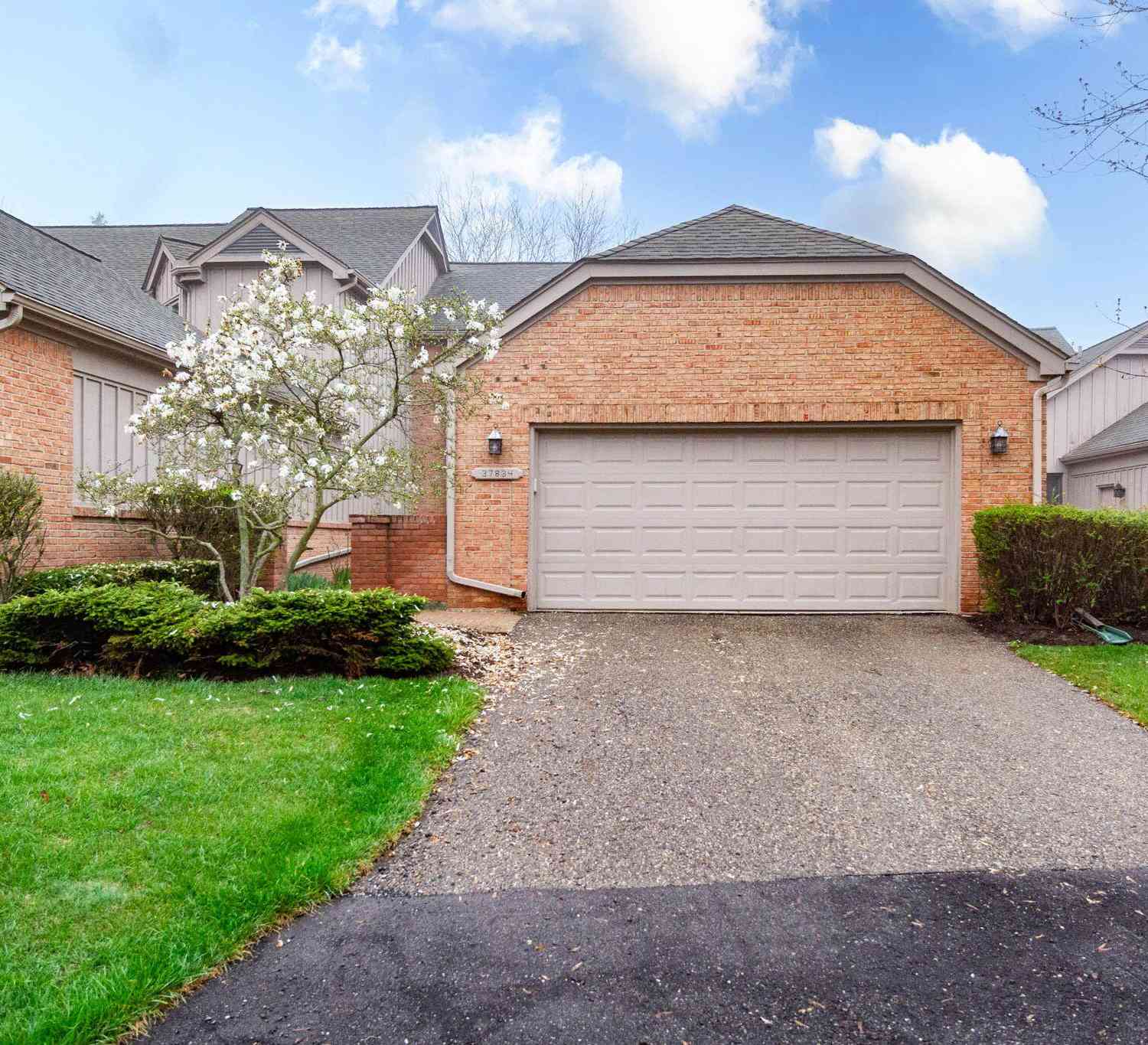Condo For Sale - 37834 Siena Drive<br/> Oakland County, Farmington Hills, MI 48331