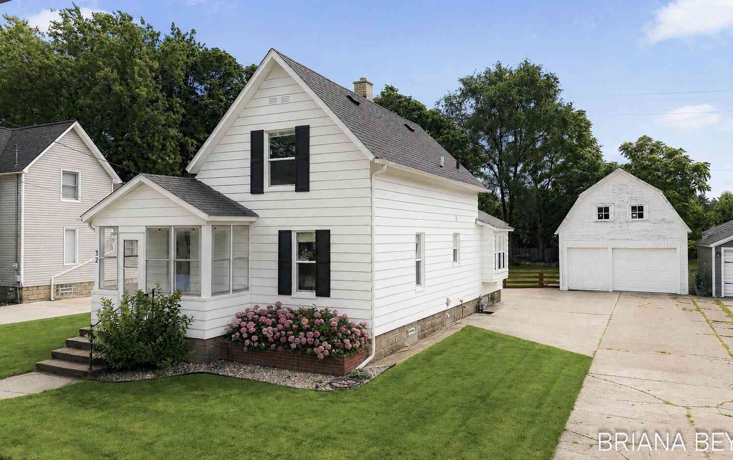Homes For Sale - 32 W Mckinley Avenue<br/> Ottawa County, Zeeland, MI 49464