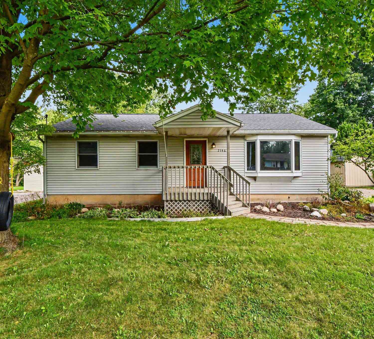 Homes For Sale - 2146 Engleside Drive<br/> Grand Rapids, MI 49546