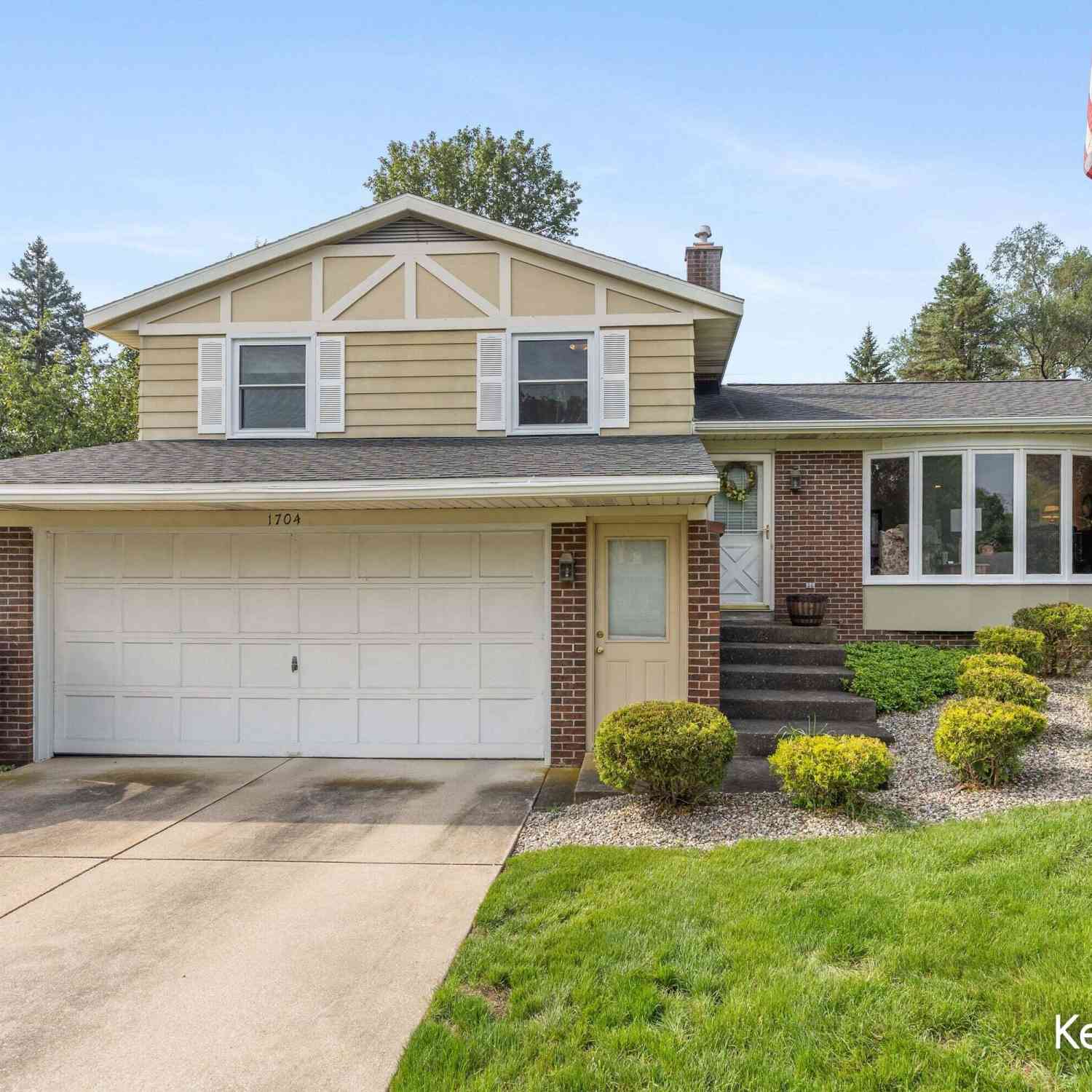 Homes For Sale - 1704 Millbank Street<br/> Grand Rapids, MI 49508