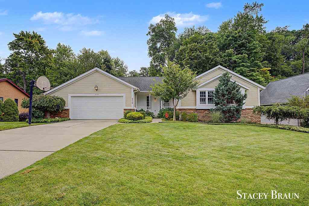 Homes For Sale - 2310 NE Chelsea Road<br/> Grand Rapids, MI 49505