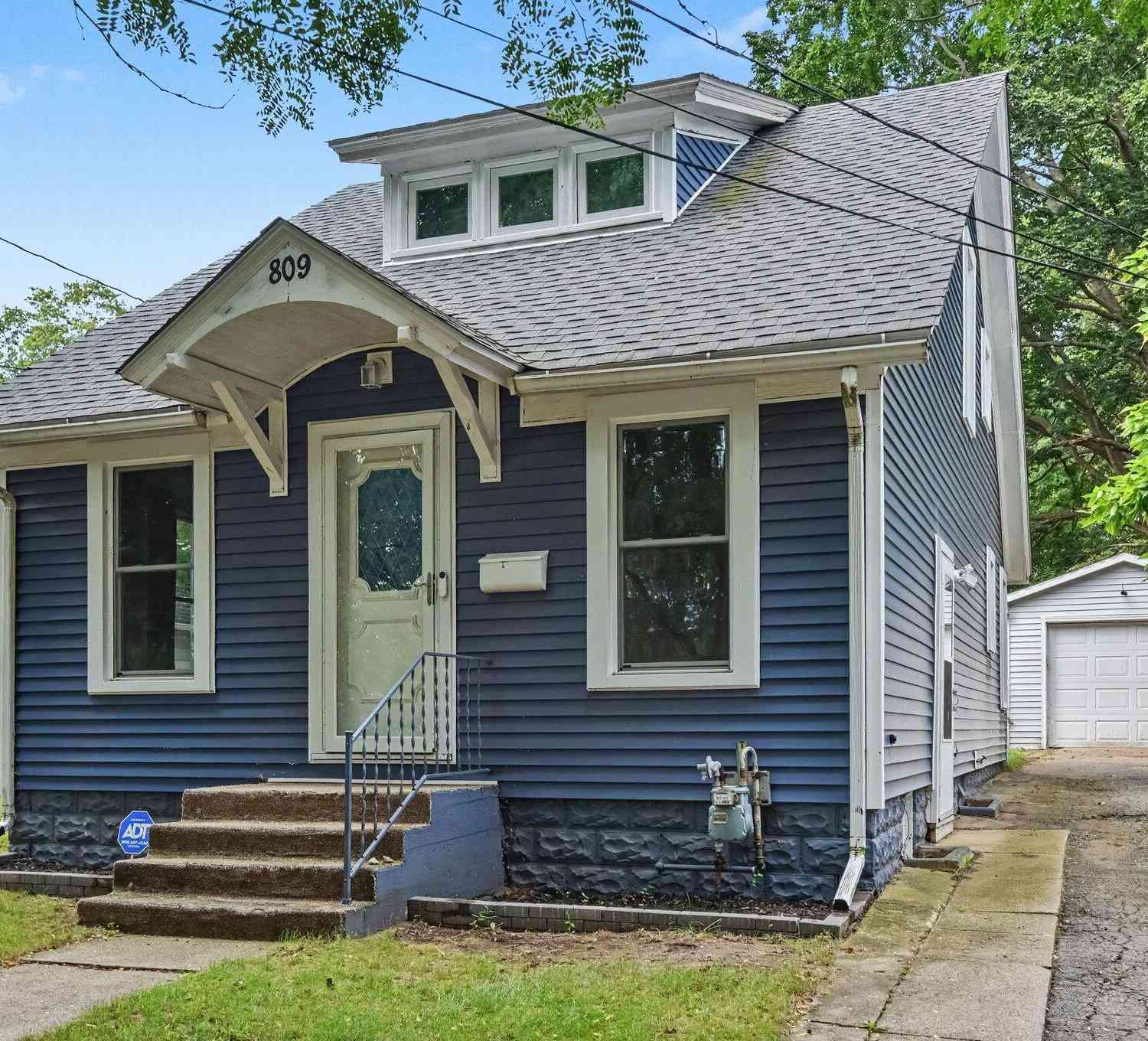 Homes For Sale - 809 Hall Street<br/> Calhoun County, Albion, MI 49224