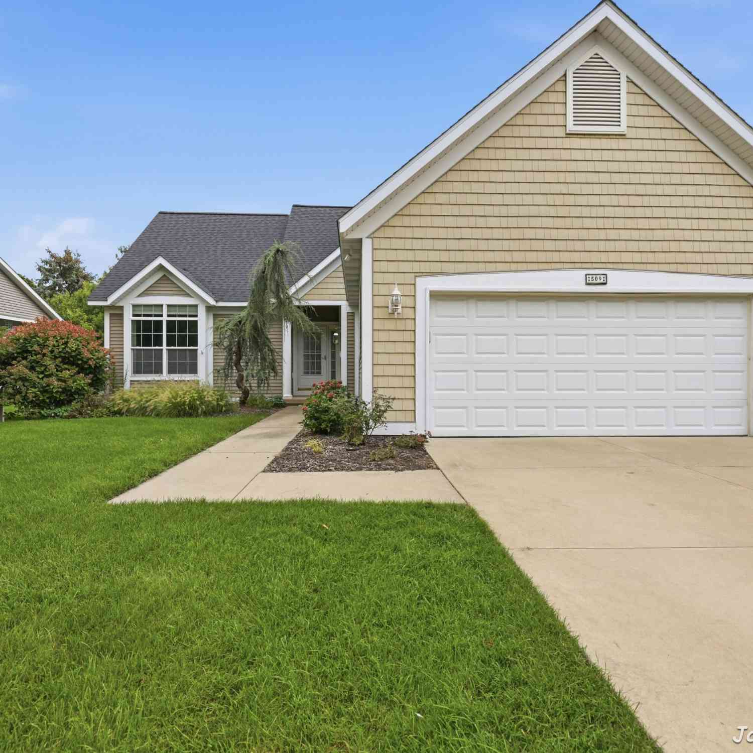 Condo For Sale - 509 Hunters Run Circle<br/> Holland, MI 49423