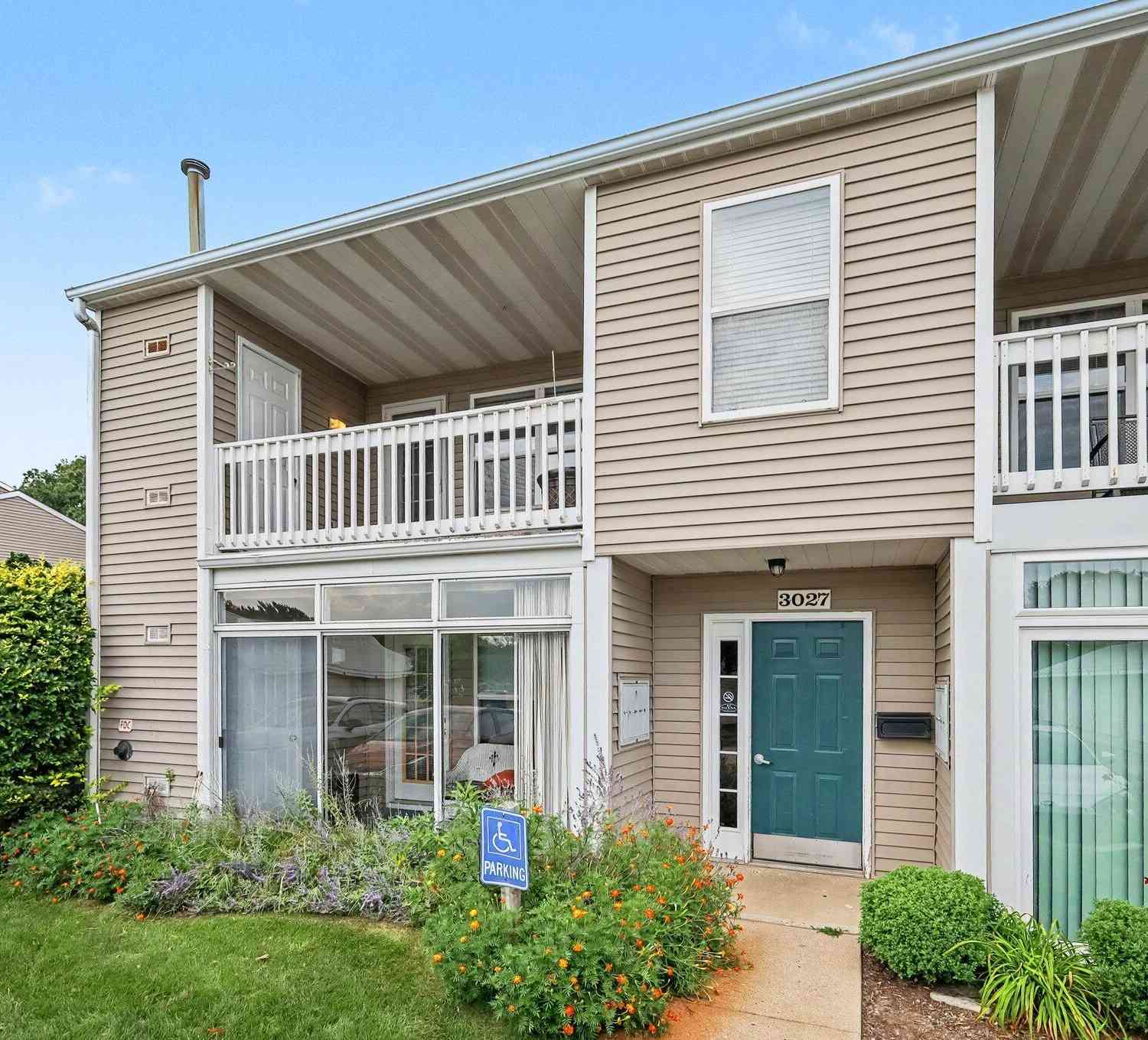 Condo For Sale - 3027 Poplar Creek Drive #301<br/> Kent County, Kentwood, MI 49512