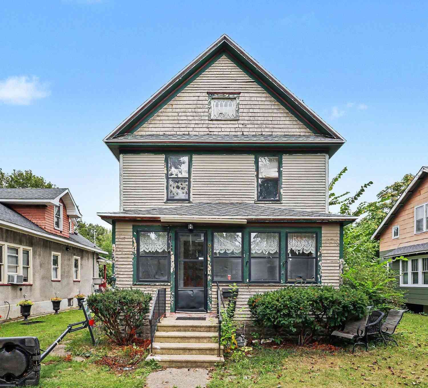 Homes For Sale - 909 Clinton Avenue<br/> Kalamazoo, MI 49001