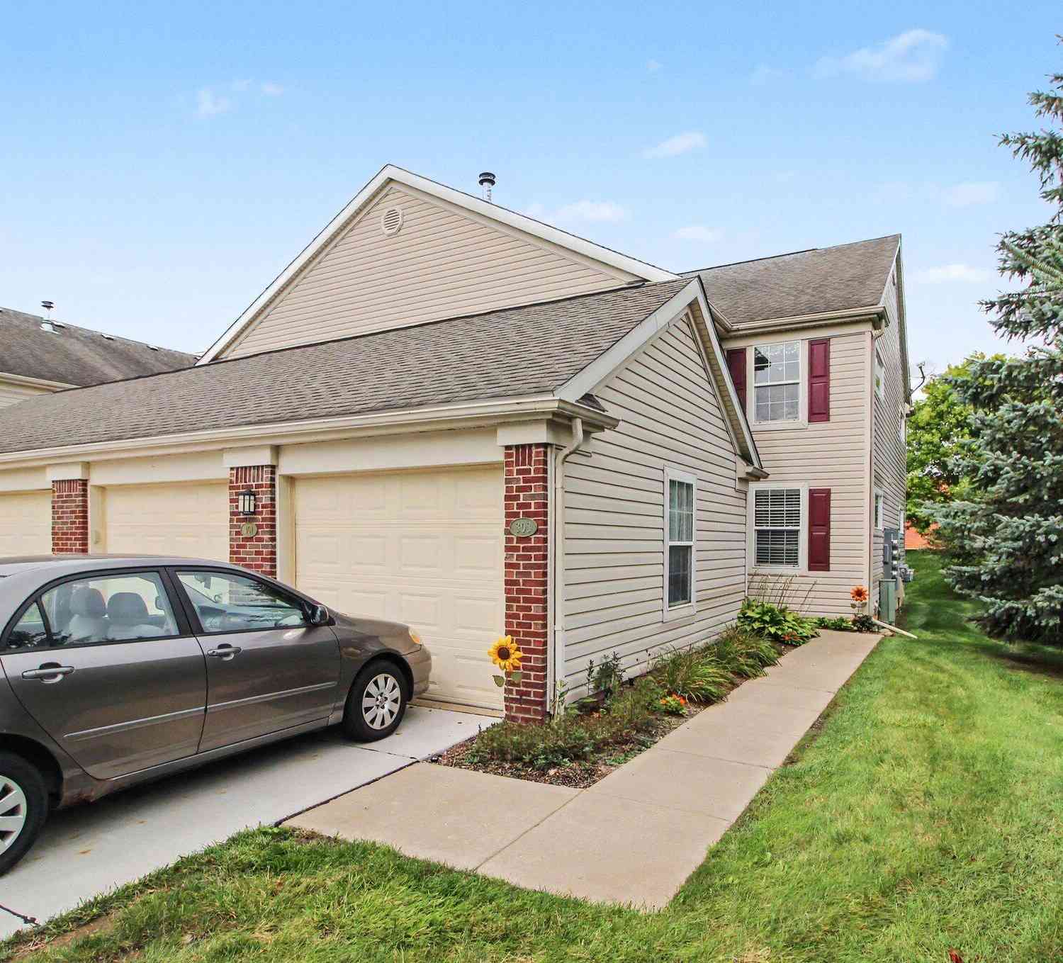 Condo For Sale - 301 Victoria Drive<br/> Dexter, MI 48130