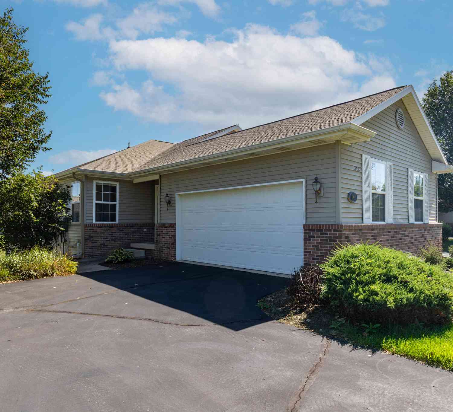 Condo For Sale - 318 Barrington Circle<br/> Lansing, MI 48917