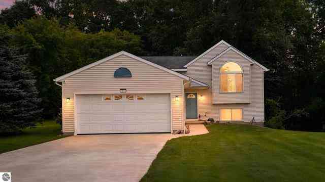 Homes For Sale - 7015 Cedar Highlands Drive<br/> Cedar Springs, MI 49319