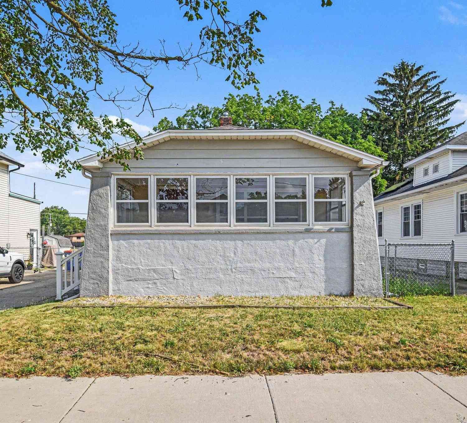 Homes For Sale - 735 Eleanor Street<br/> Grand Rapids, MI 49505