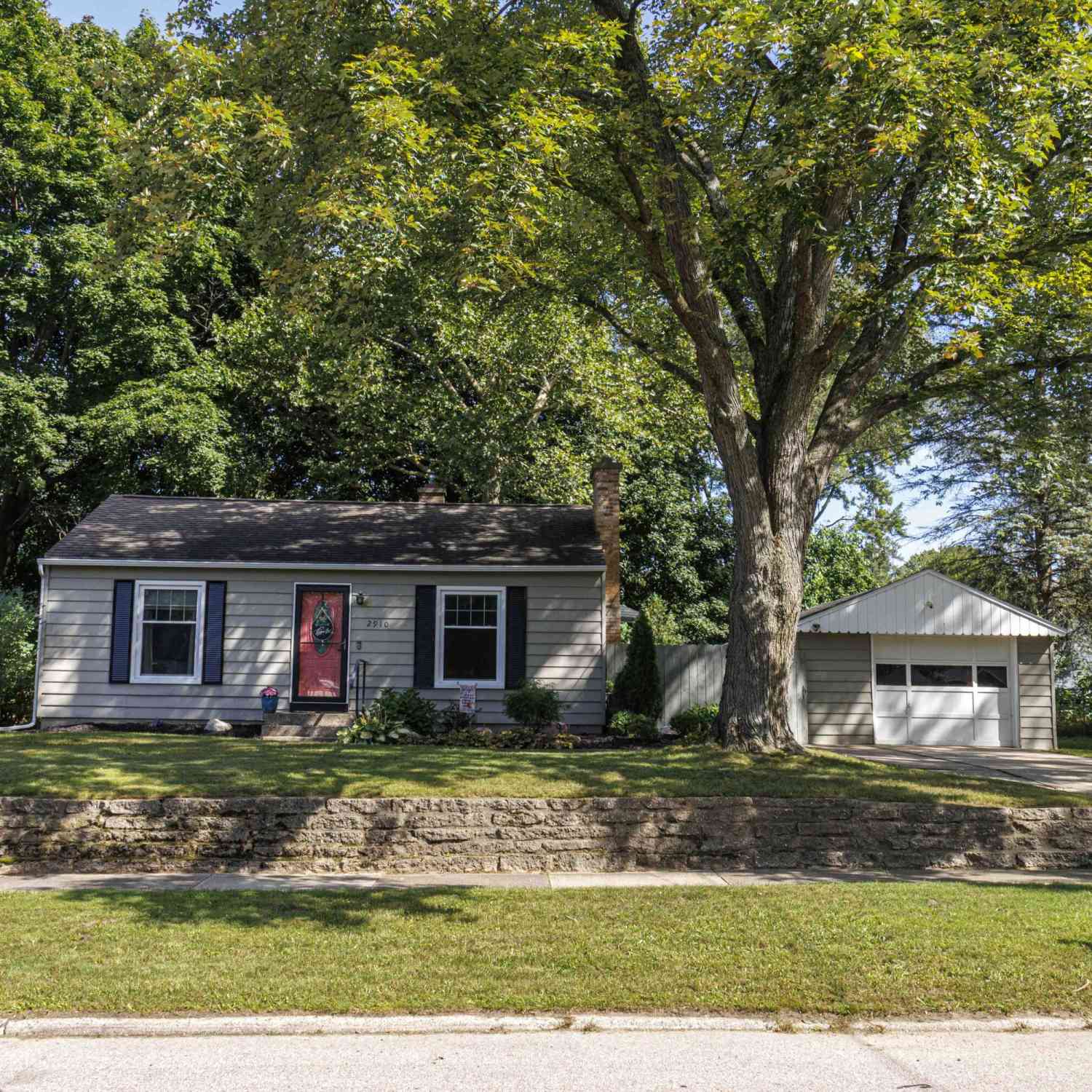 Homes For Sale - 2910 Cheney Avenue<br/> Grand Rapids, MI 49505