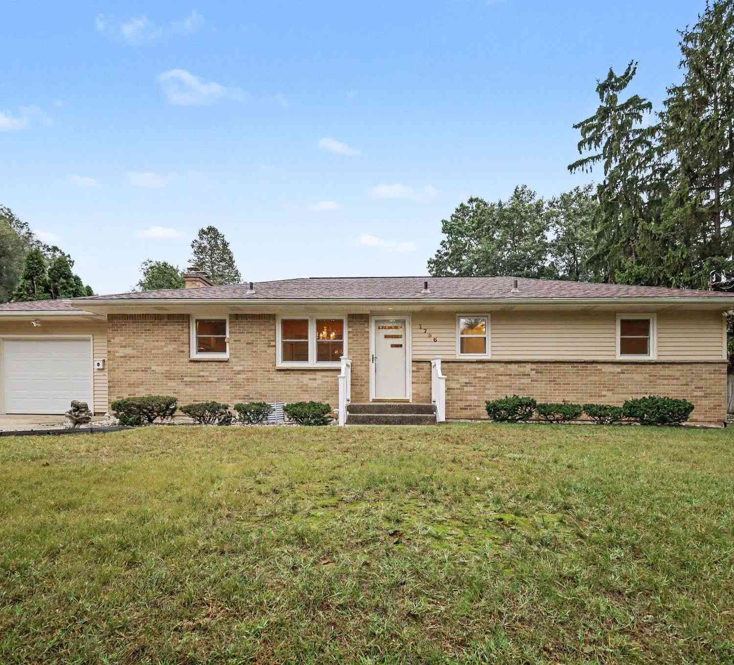 Homes For Sale - 1736 7th Street<br/> Grand Rapids, MI 49504