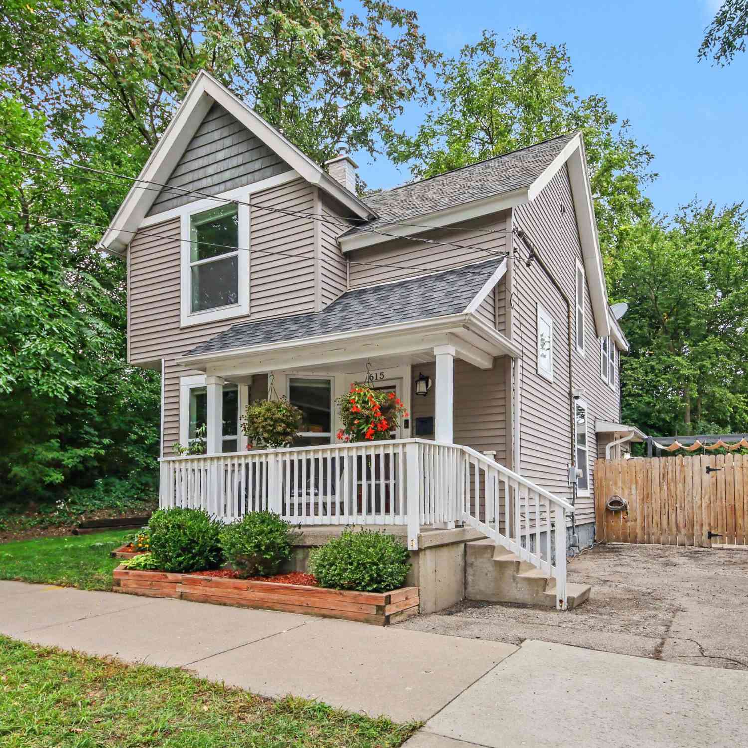 Homes For Sale - 615 Sherman Street<br/> Grand Rapids, MI 49503