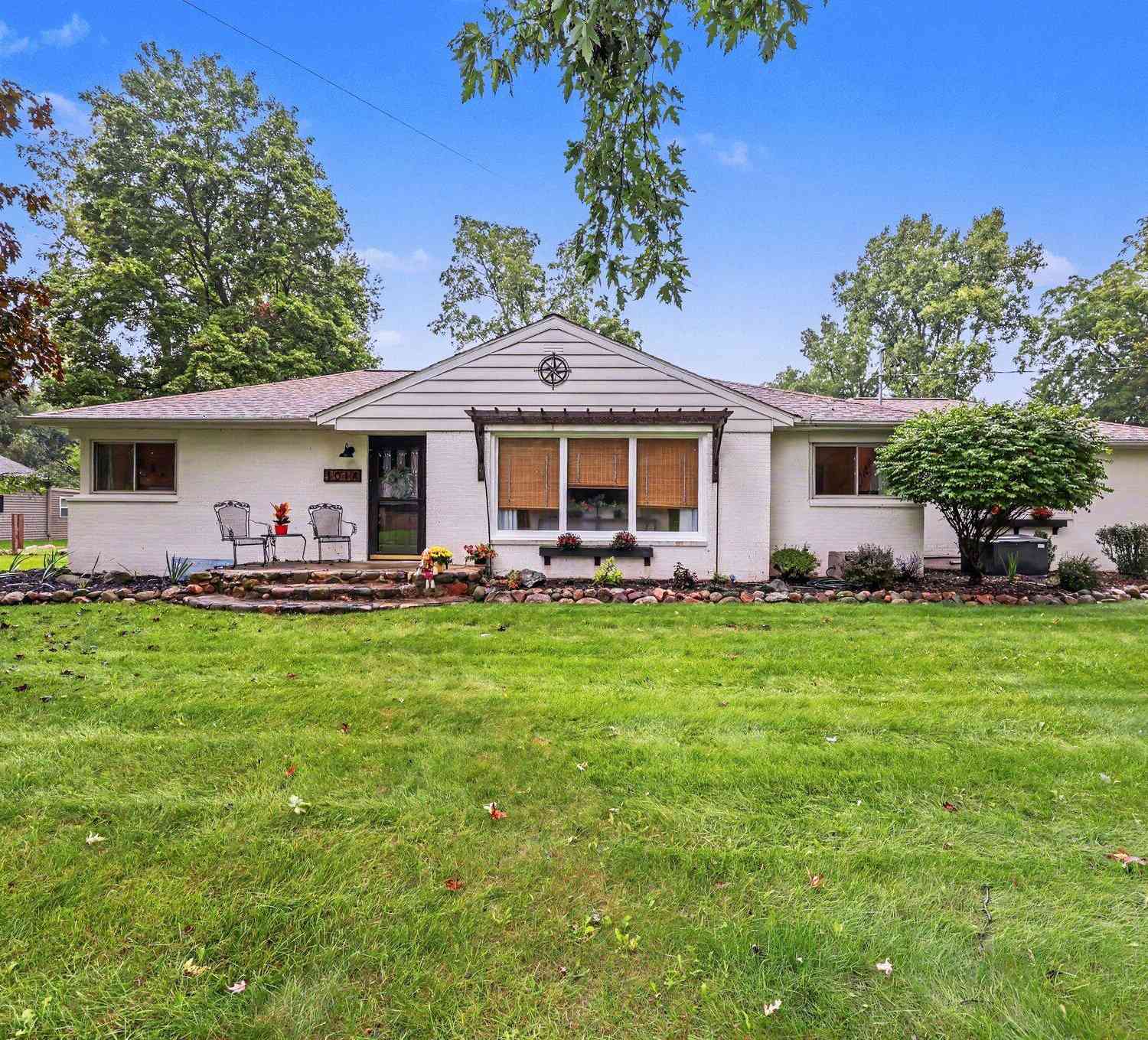 Homes For Sale - 1014 Crestwood Lane<br/> Jackson, MI 49203