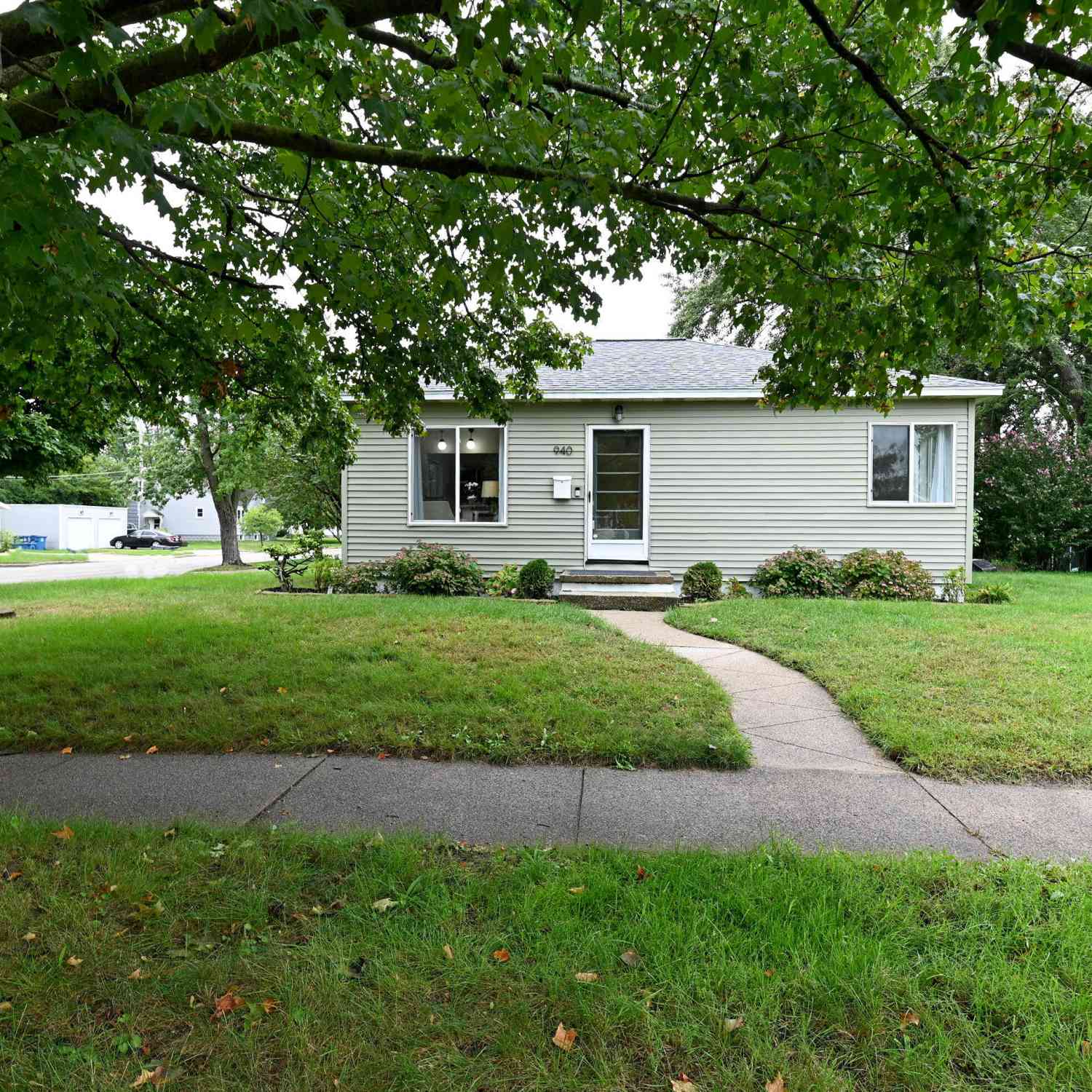 Homes For Sale - 940 Grant Avenue<br/> Grand Haven, MI 49417
