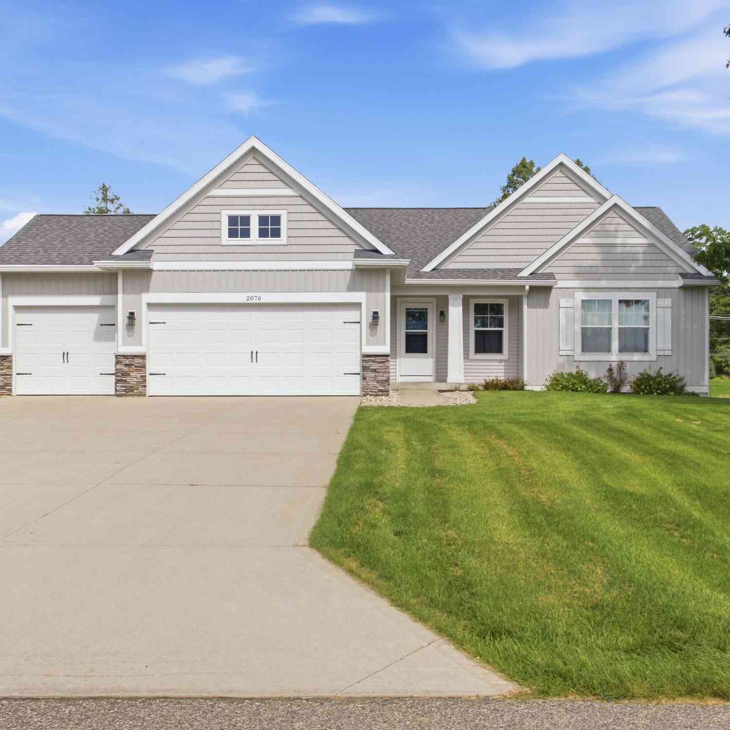 Homes For Sale - 2076 Poplar Court<br/> Muskegon, MI 49445
