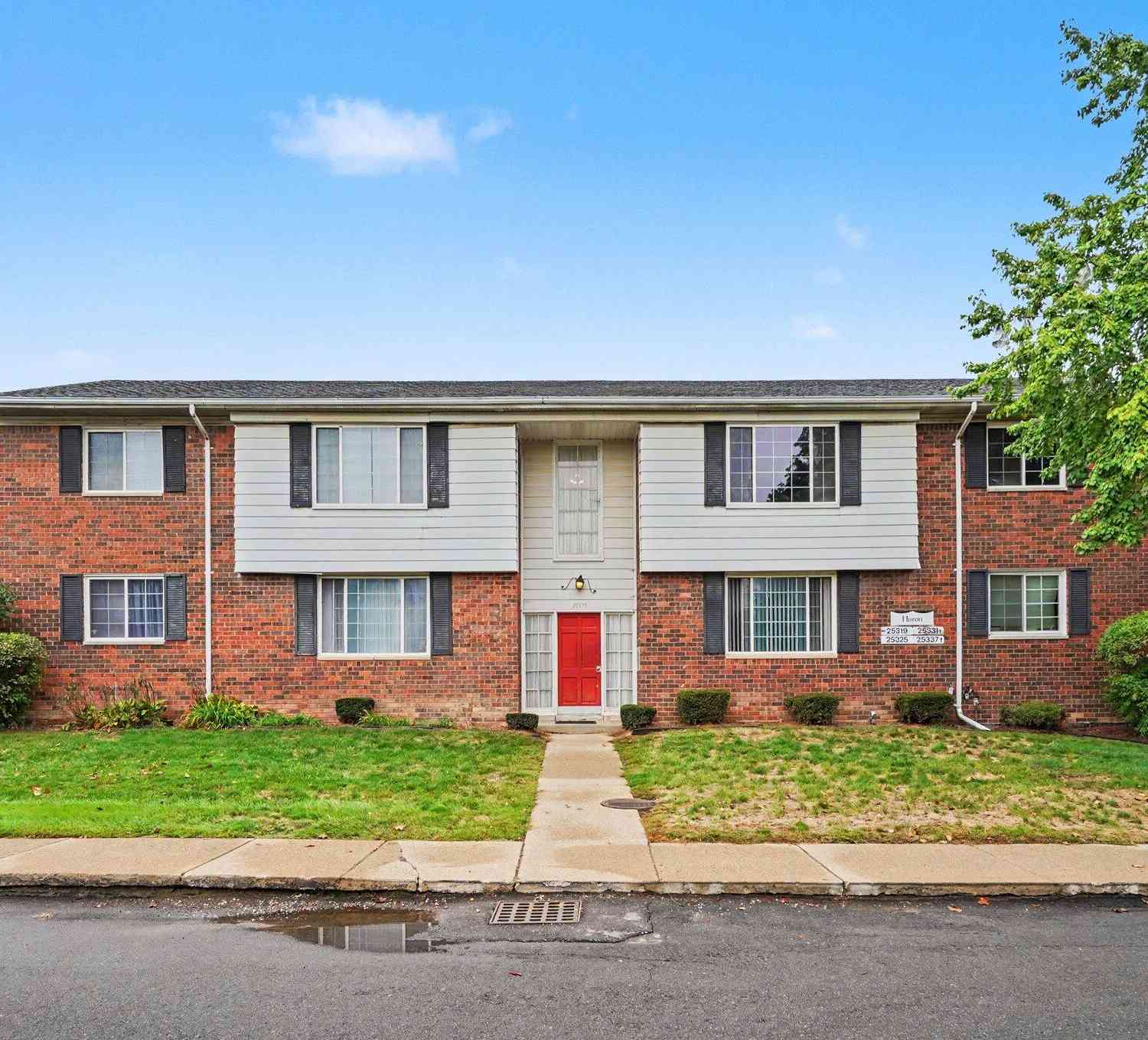 Condo For Sale - 25325 Shiawassee Circle #204<br/> Southfield, MI 48033