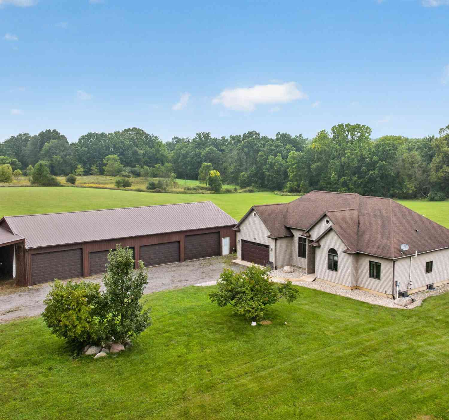 Homes For Sale - 6302 County Farm Road<br/> Jackson, MI 49201