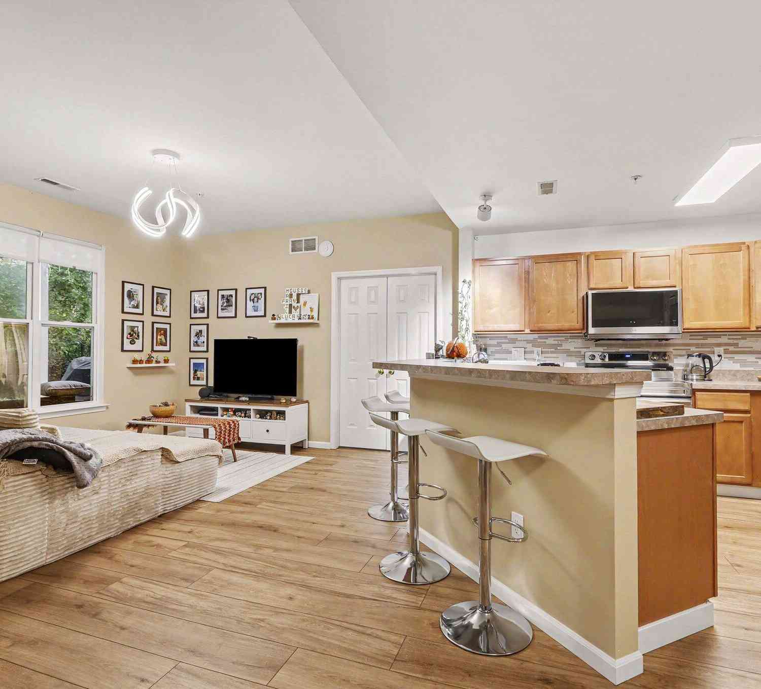 Condo For Sale - 8181 Autumn Woods Trail<br/> Ypsilanti, MI 48198