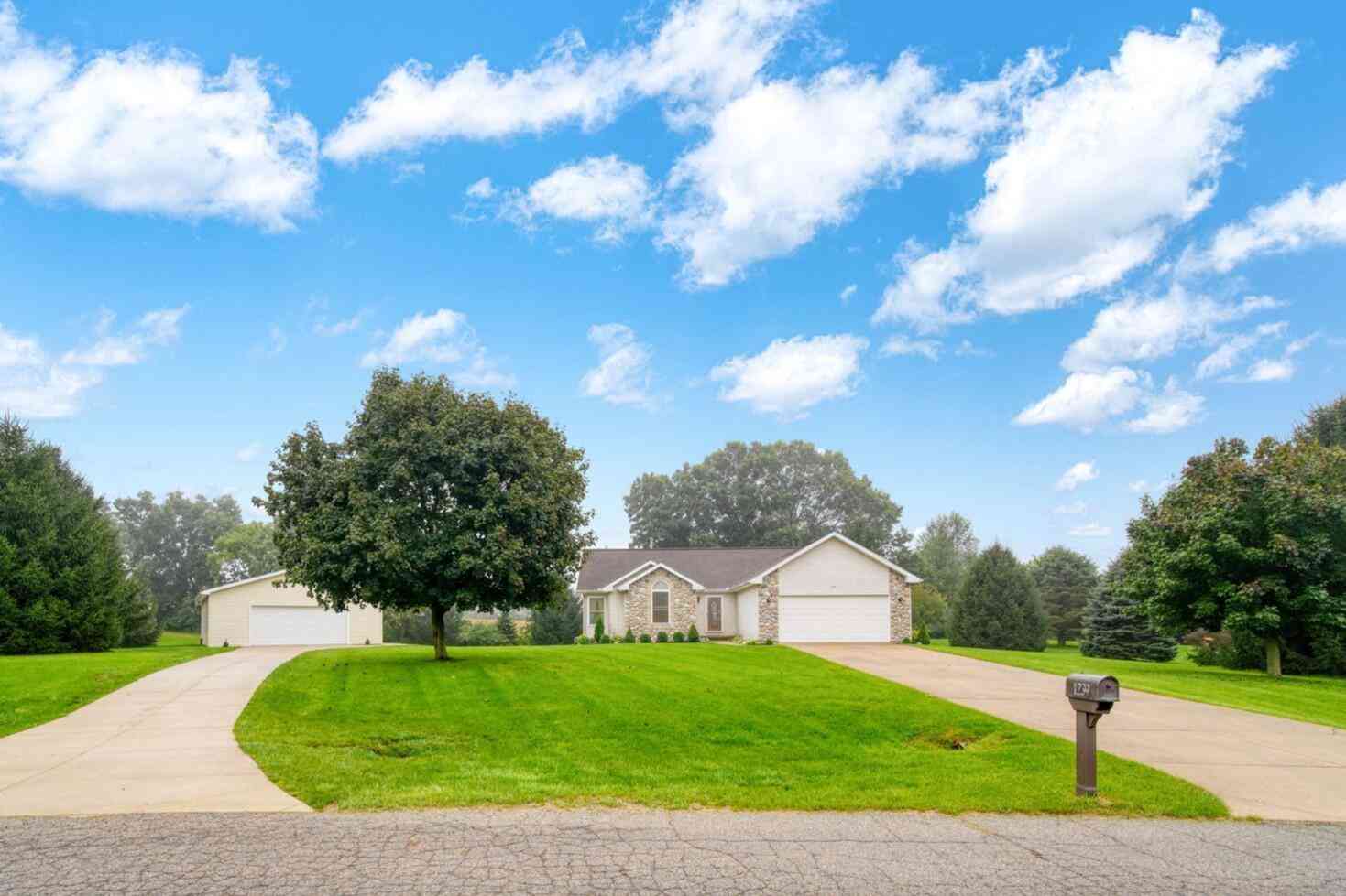 Homes For Sale - 1239 Breezy Lane<br/> Jackson, MI 49201