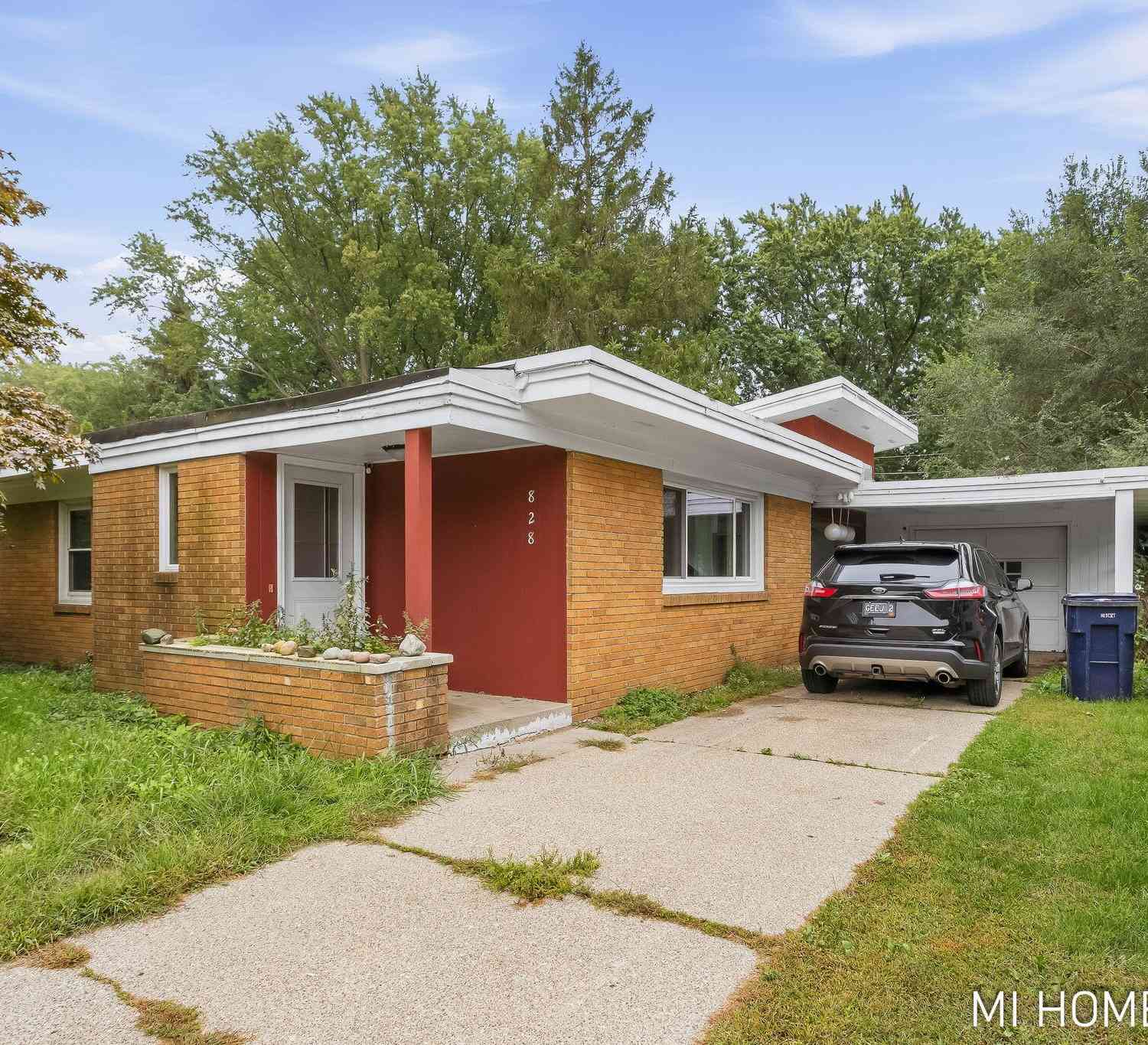 Homes For Sale - 828 W 24th Street<br/> Holland, MI 49423