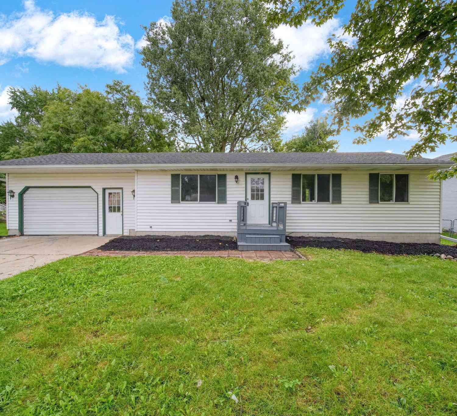 Homes For Sale - 2520 Lanier Court<br/> Lansing, MI 48911