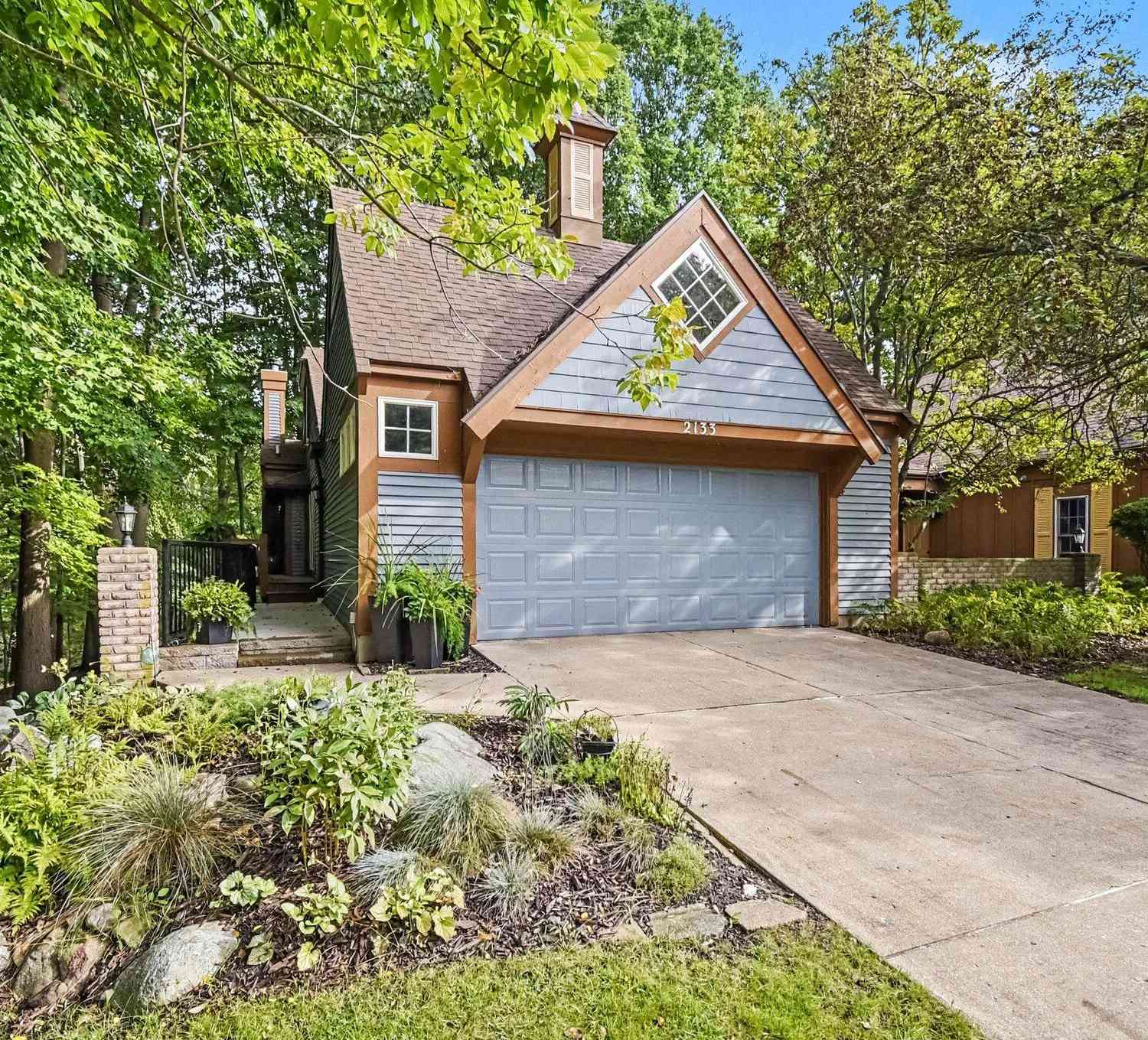 Condo For Sale - 2133 North Cross Creek Drive<br/> Grand Rapids, MI 49508