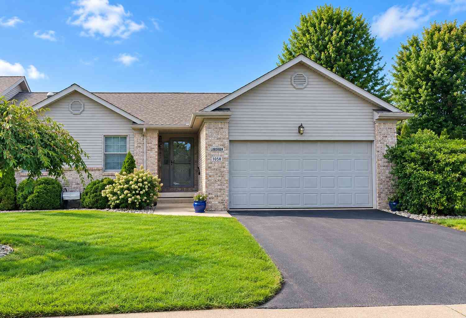 Condo For Sale - 1058 Emerald Drive<br/> Charlotte, MI 48813