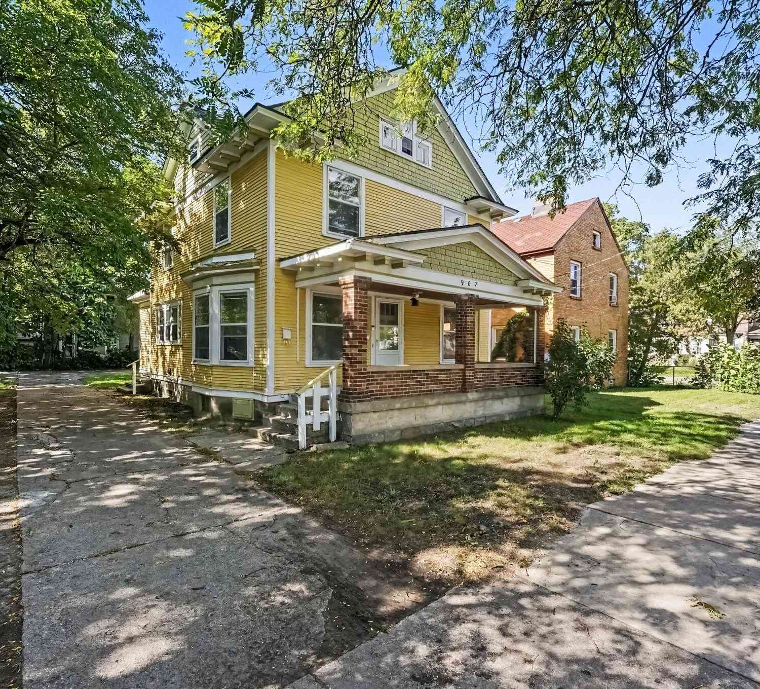Homes For Sale - 907 Kalamazoo Avenue<br/> Grand Rapids, MI 49507