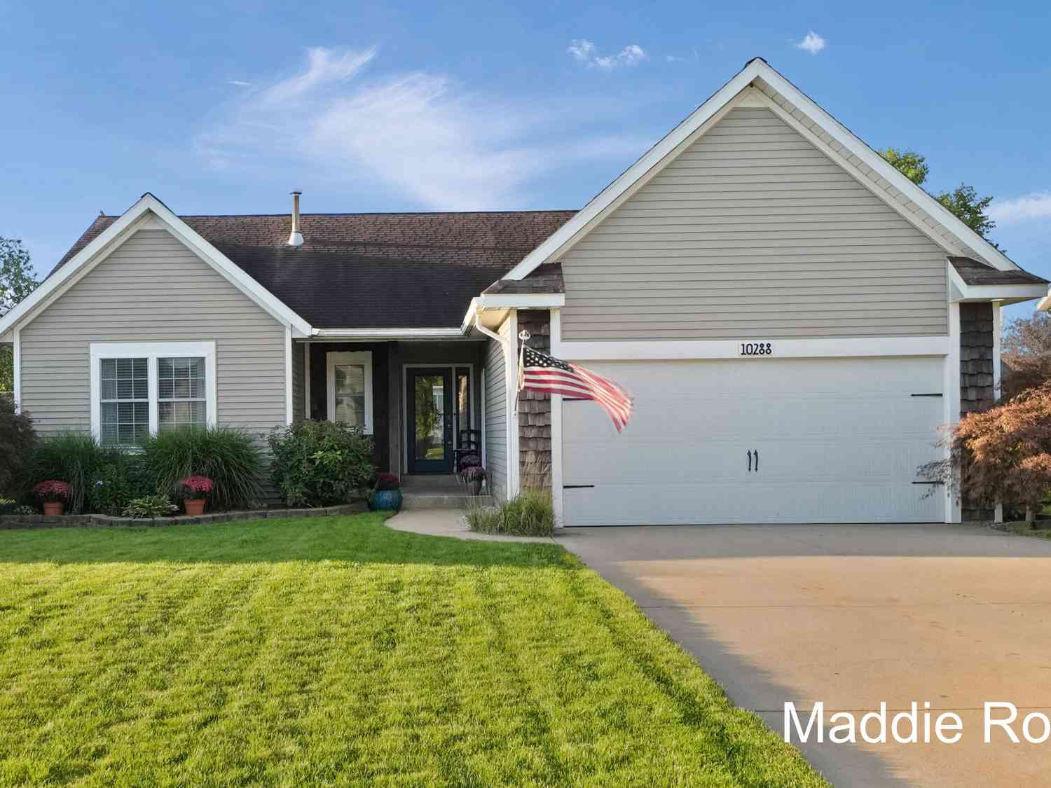 Homes For Sale - 10288 Lynwood Lane<br/> Zeeland, MI 49464