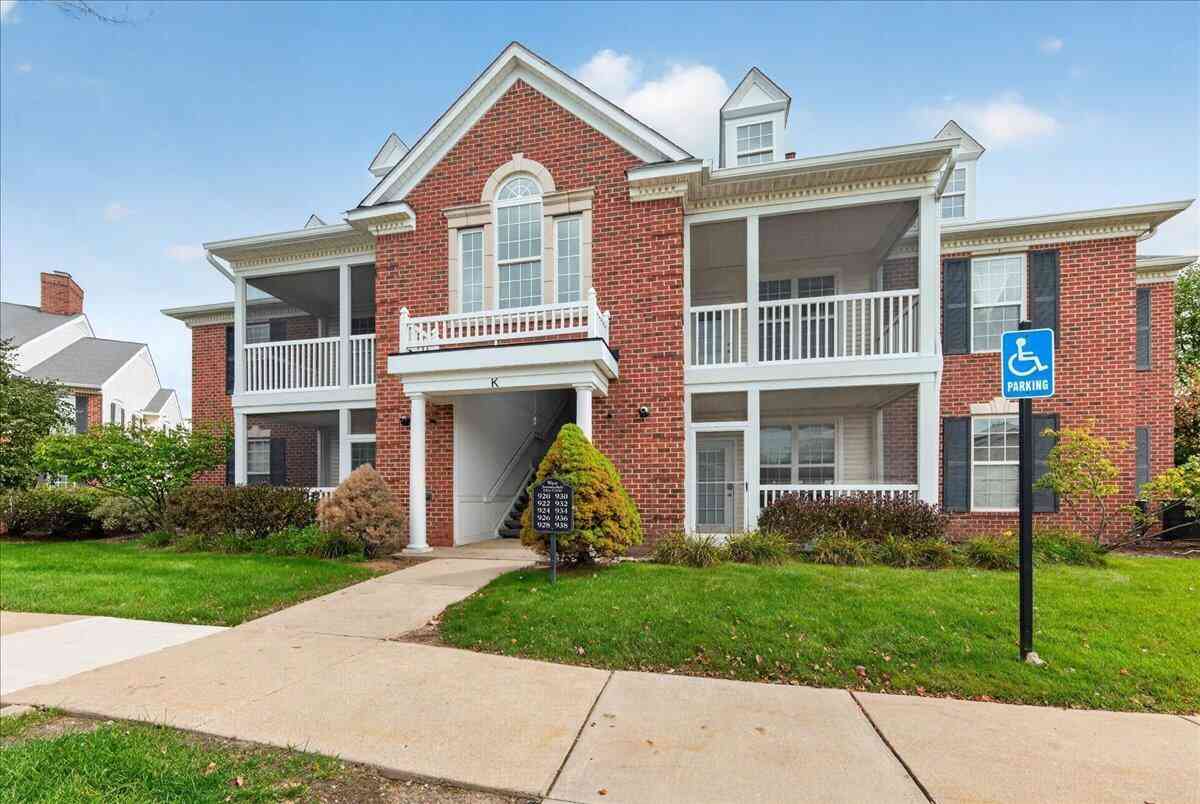 Condo For Sale - 932 W Summerfield Glen Circle<br/> Ann Arbor, MI 48103