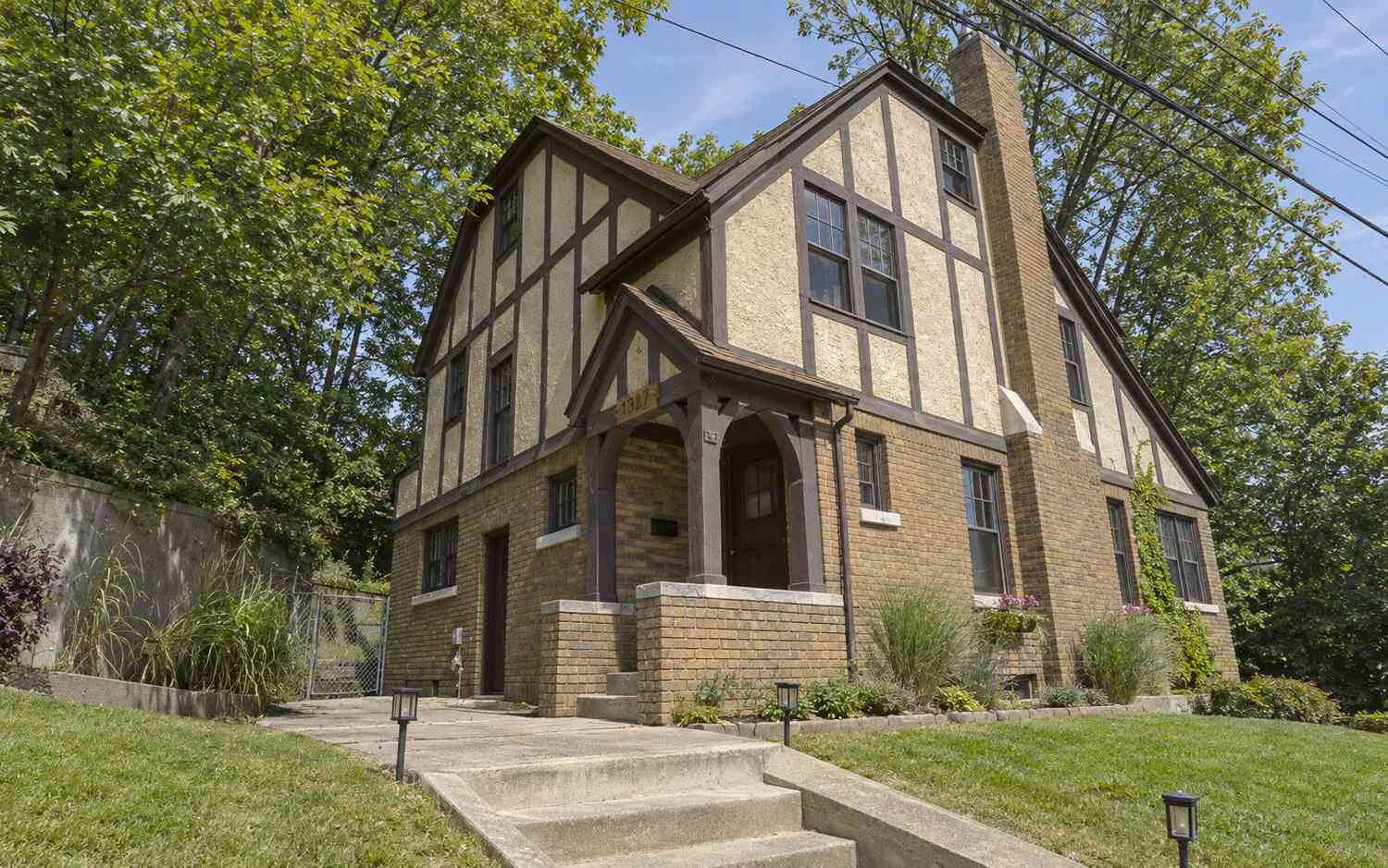 Homes For Sale - 1327 Bridge Street<br/> Grand Rapids, MI 49504