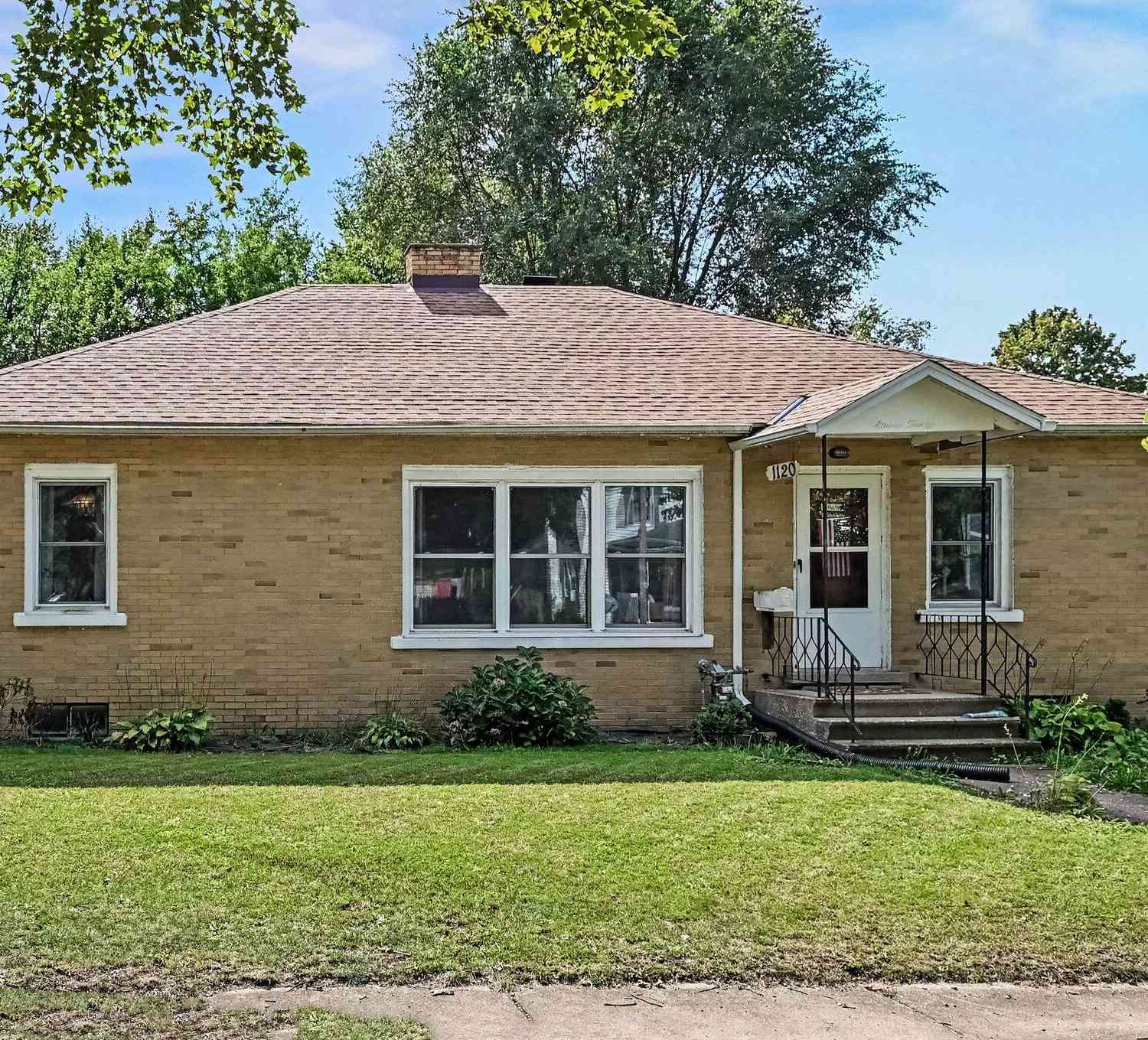 Homes For Sale - 1120 Cedar Street<br/> Niles, MI 49120