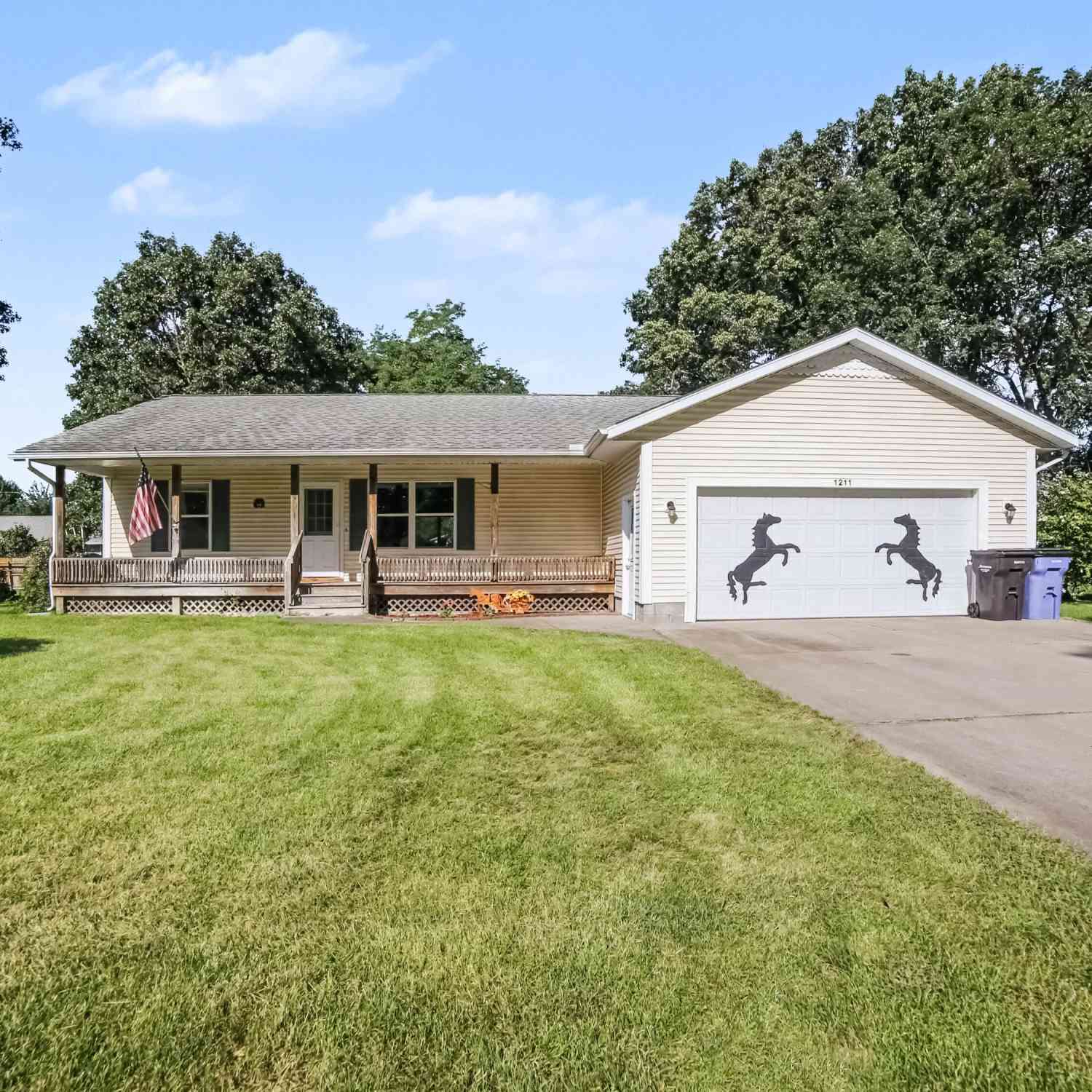 Homes For Sale - 1211 Woodcrest Street<br/> Muskegon, MI 49442