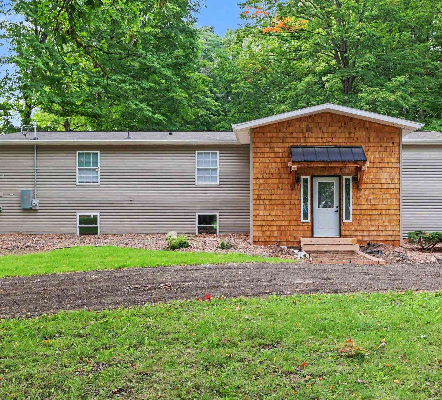 Mobile Home For Sale - 10470 Watson Road<br/> Jackson County, Hanover, MI 49241