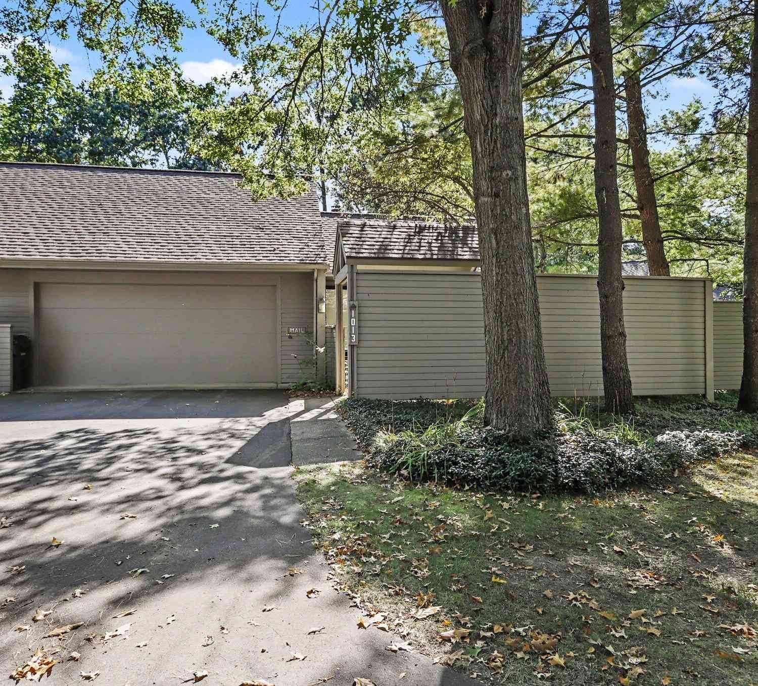 Condo For Sale - 1013 Essex Circle<br/> Kalamazoo, MI 49008