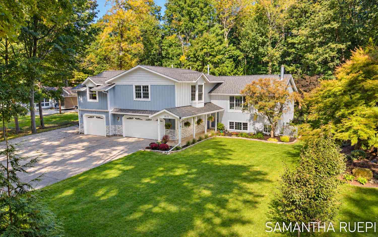 Homes For Sale - 1571 Waukazoo Drive<br/> Holland, MI 49424