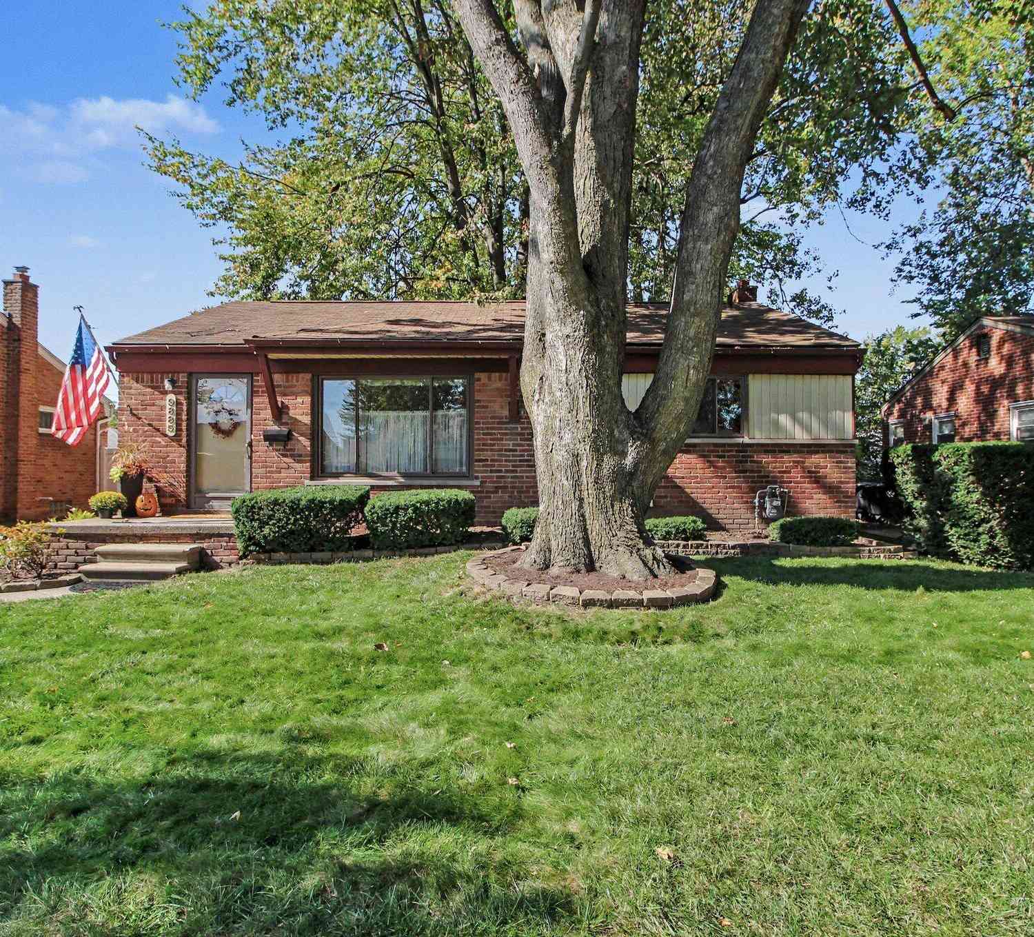 Homes For Sale - 9885 Milburn Street<br/> Wayne County, Livonia, MI 48150