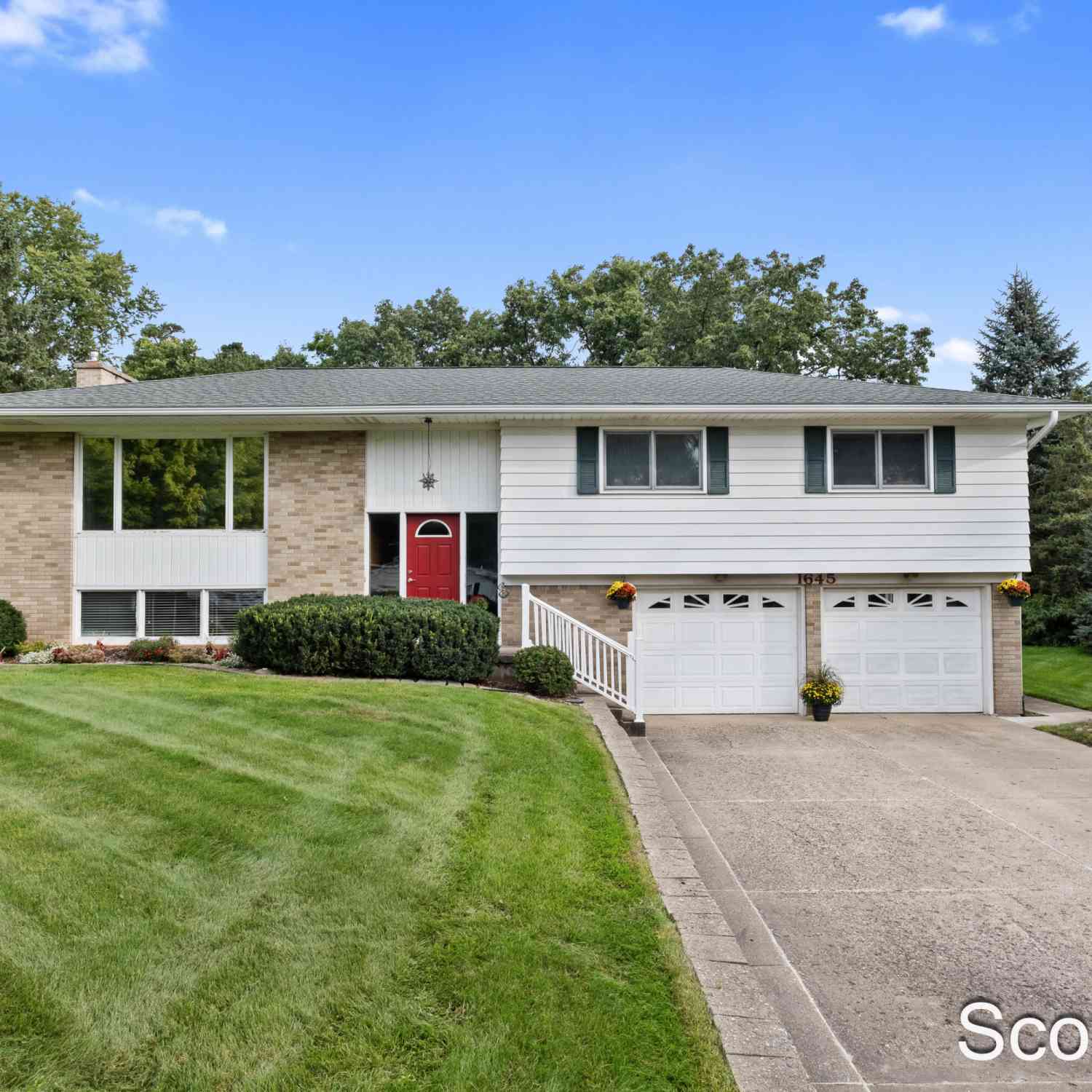 Homes For Sale - 1645 Waldorf Street<br/> Grand Rapids, MI 49544