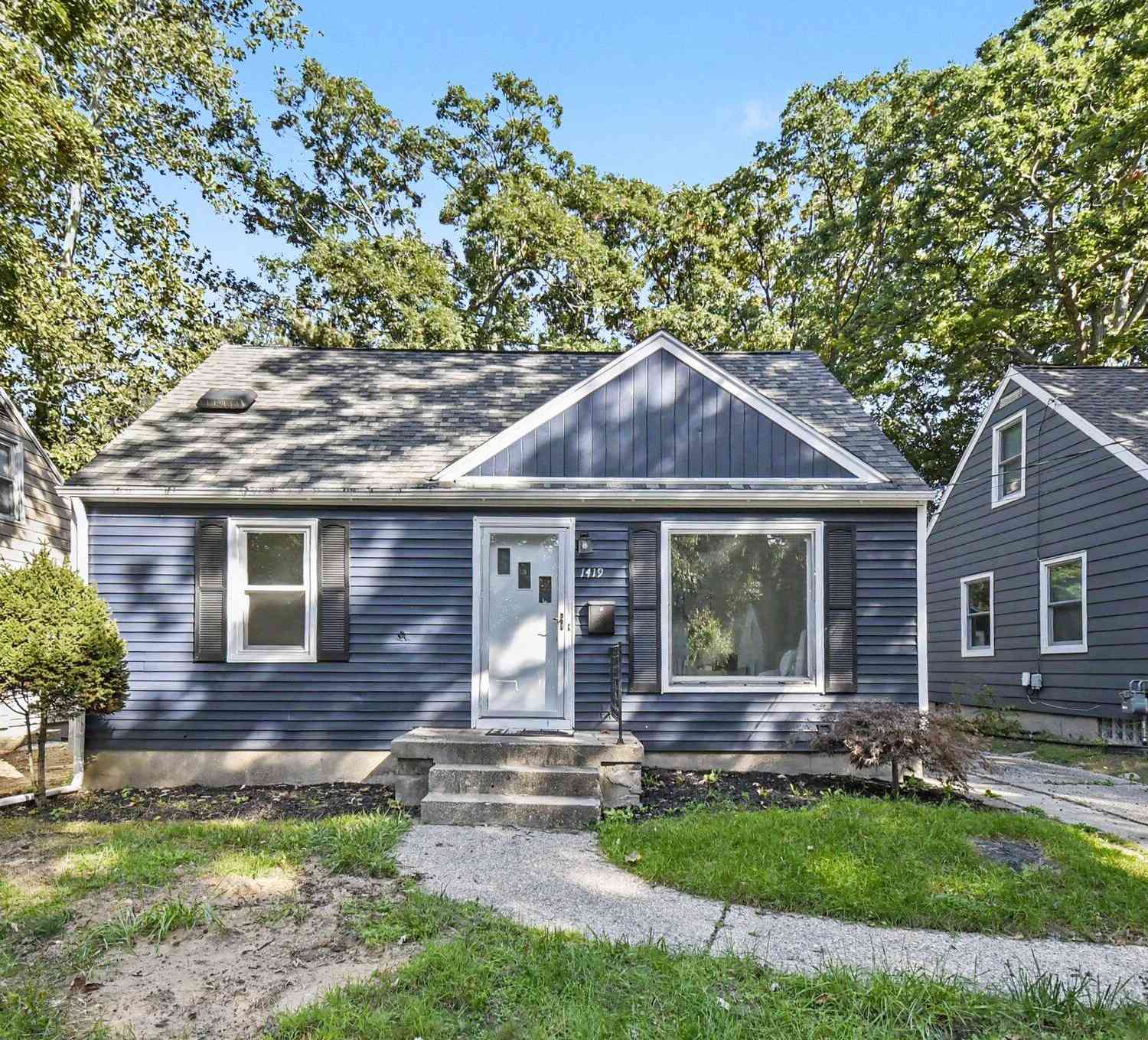 Homes For Sale - 1419 Linwood Street<br/> Grand Rapids, MI 49507