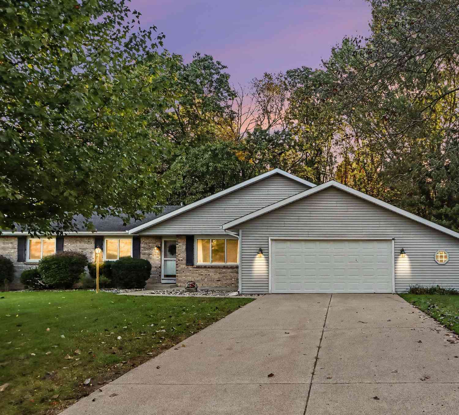 Homes For Sale - 2940 Bramble Drive<br/> Kalamazoo, MI 49009