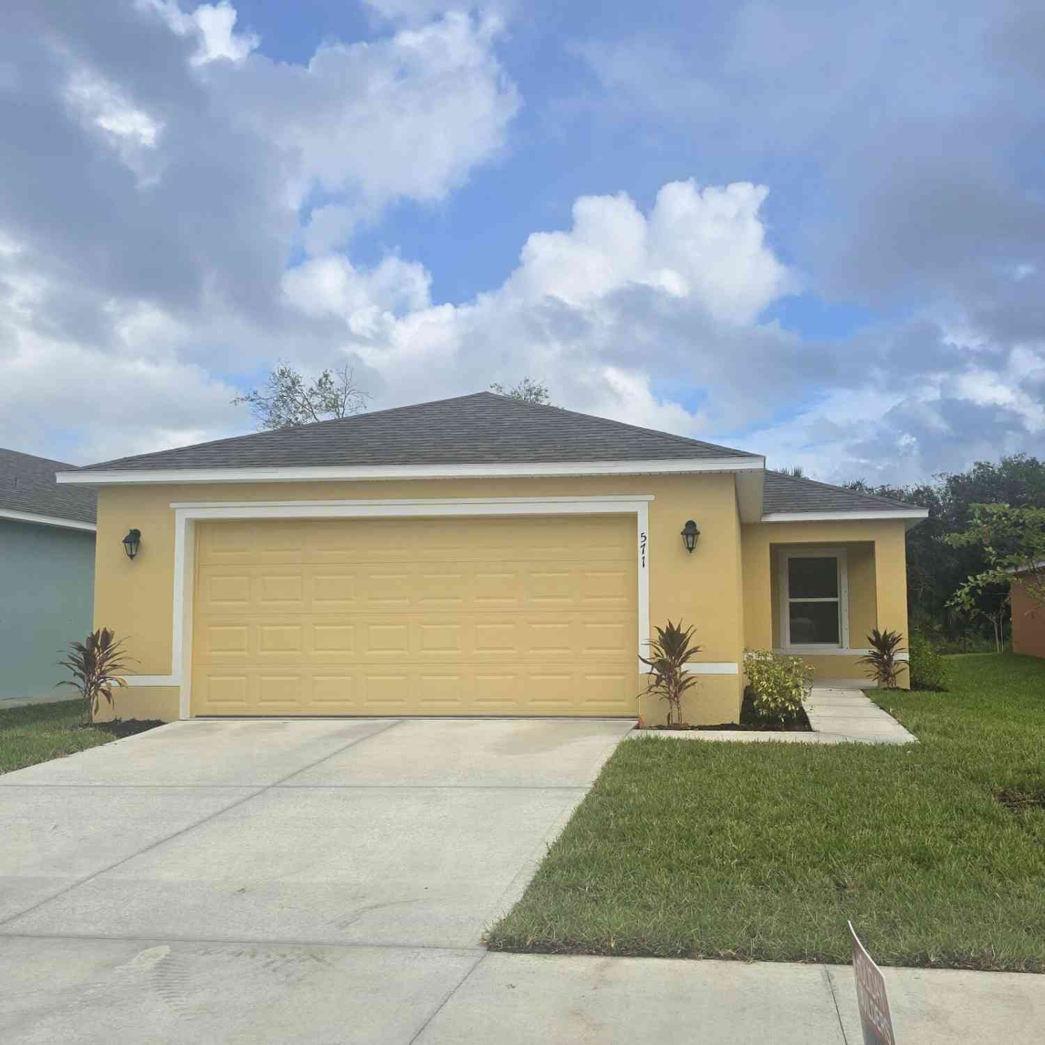 Homes For Sale - 571 SW Richmond Circle<br/> Palm Bay, FL 32908